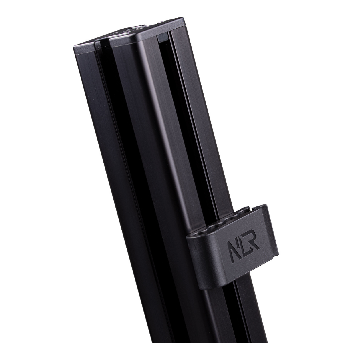 Estructura metálica negra con una pieza de plástico negro adjunta. Logotipo de NLR visible.
