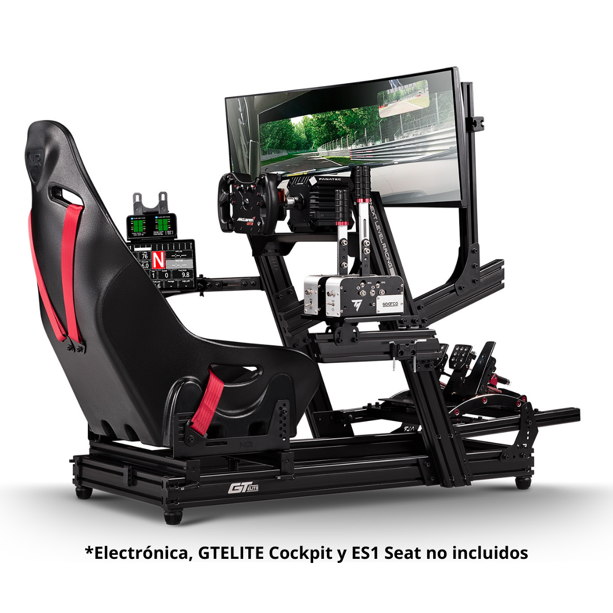 Simulador de carreras negro con asiento, monitor y controles. Fondo blanco.