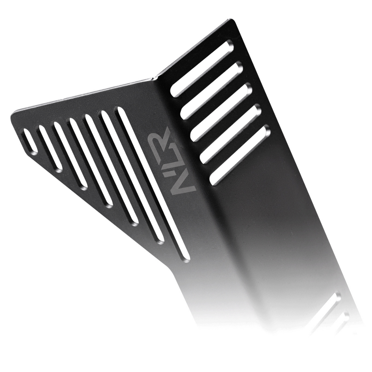Placa metálica negra con diseño angular y ranuras, logotipo NLR.