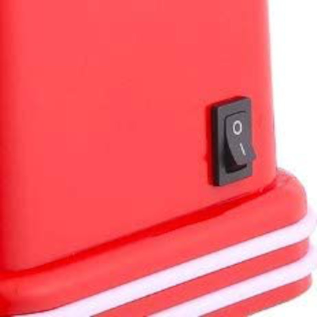 Primer plano de un electrodoméstico rojo con un interruptor negro. El interruptor está en la posición de apagado.