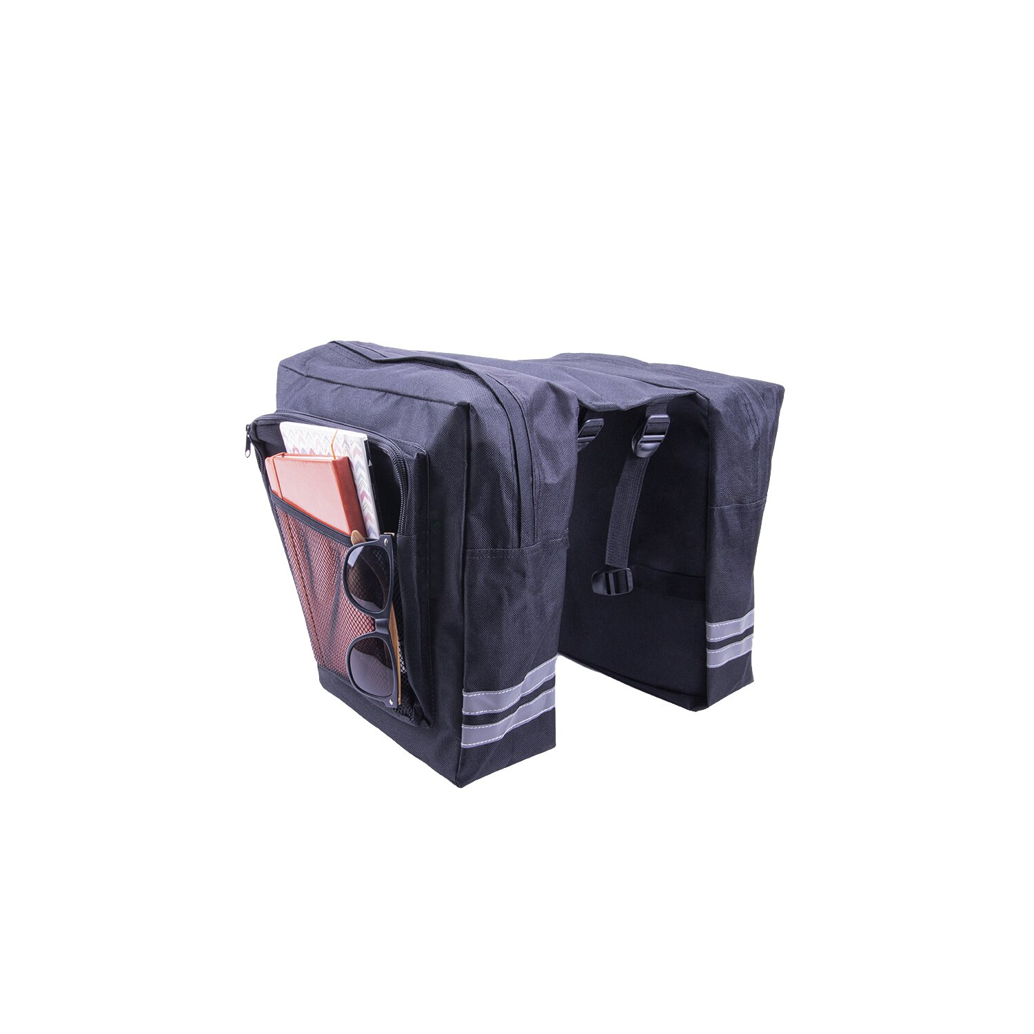 Schwarze Fahrradpacktaschen mit reflektierenden Streifen, eine mit Gegenständen, isoliert auf Weiß.