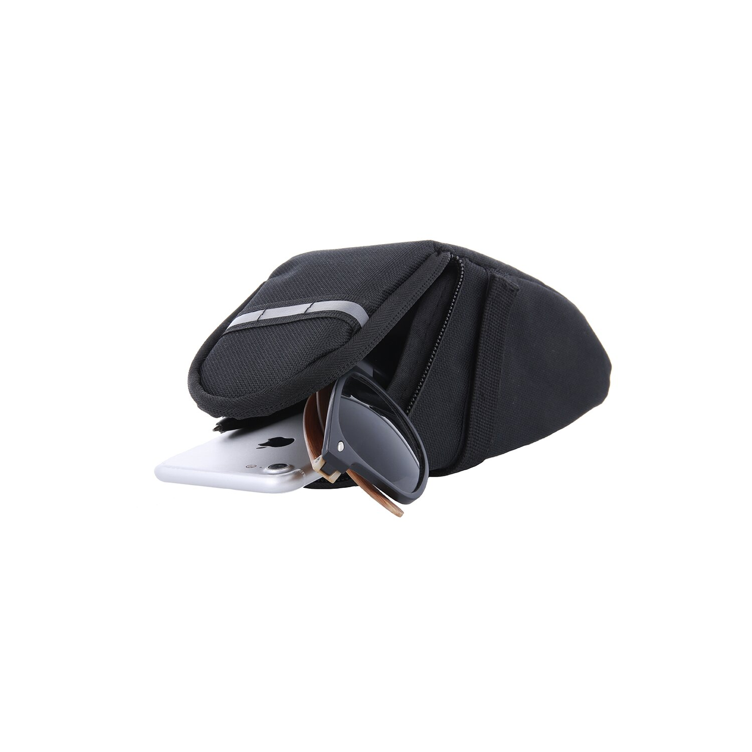 Schwarze Tasche mit Sonnenbrille, Telefon und anderen sichtbaren Gegenständen, auf weißem Grund.