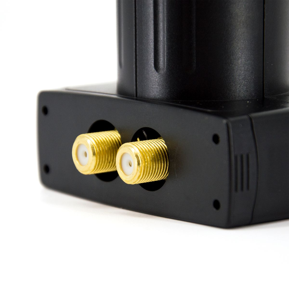 Schwarzer Adapter mit zwei goldfarbenen Steckern. Es ist eine Nahaufnahme.