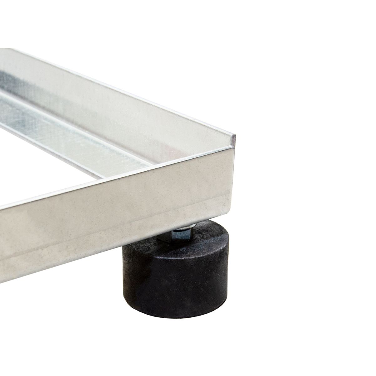 Ein Metalltablett, das von einem schwarzen Gummifuß getragen wird, Nahaufnahme auf weißem Grund.