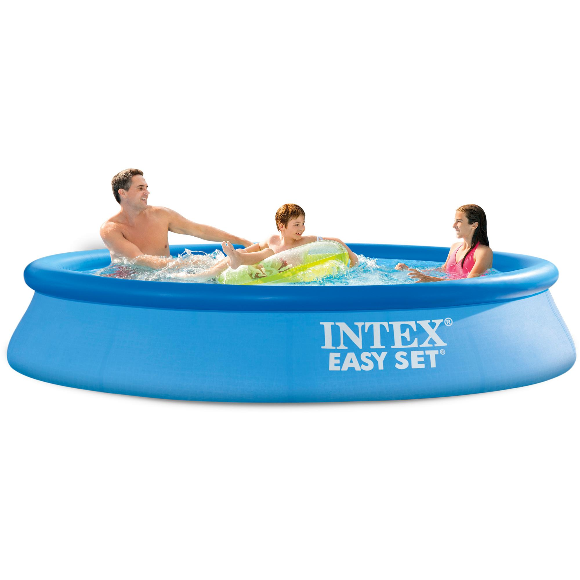 Drei Personen in einem blauen aufblasbaren Pool, mit einem Kind auf einem Schwimmring.