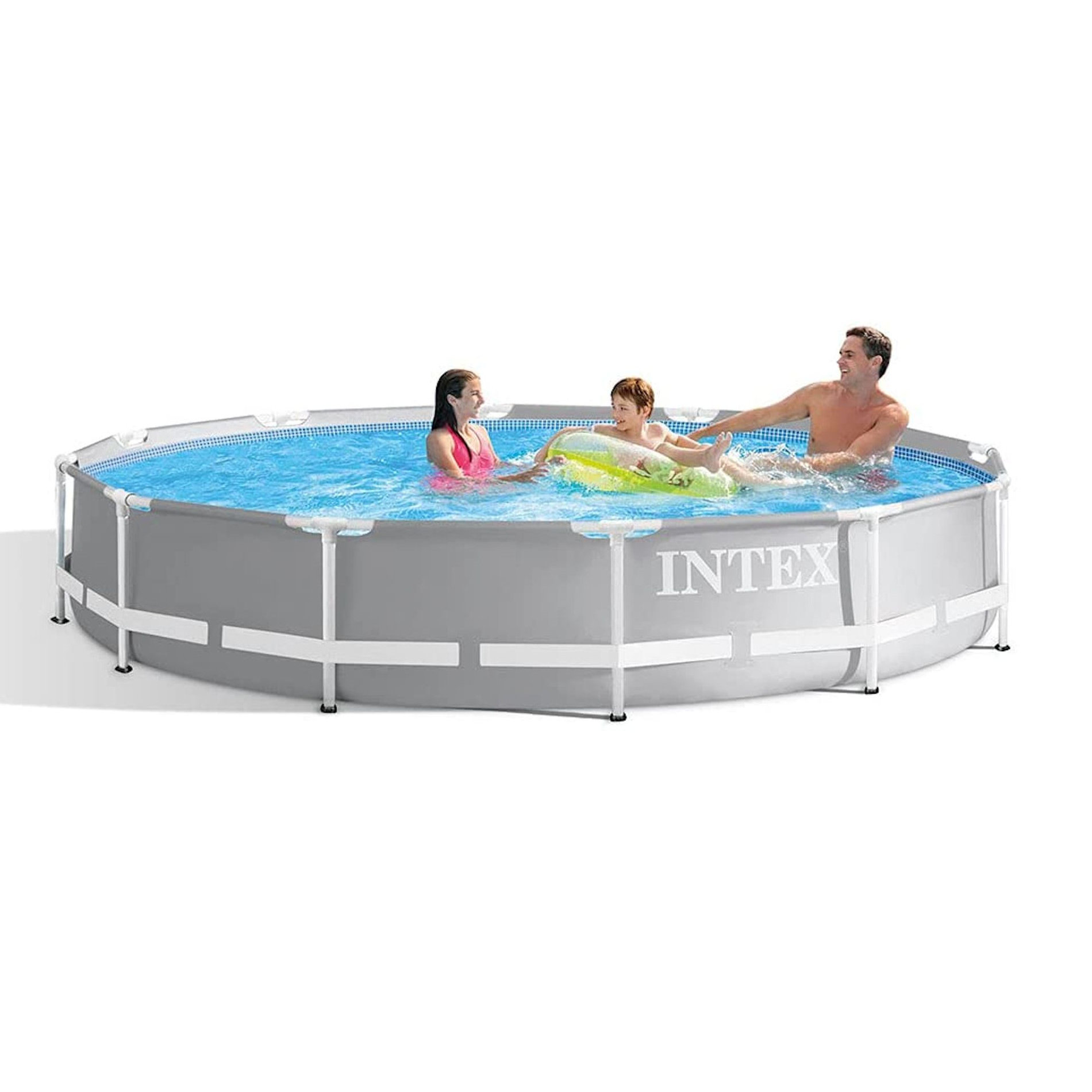 Eine Familie in einem Intex-Aufstellpool. Eine Frau, ein Mann und ein Kind sind im Wasser.