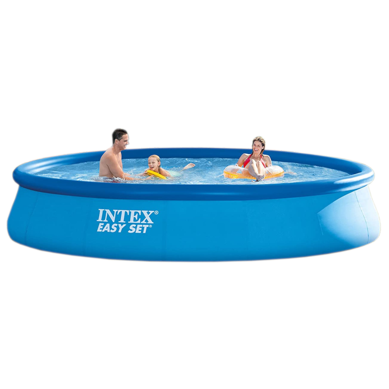 Dreiköpfige Familie in einem blauen, aufblasbaren Pool. Der Pool ist auf weißem Hintergrund.