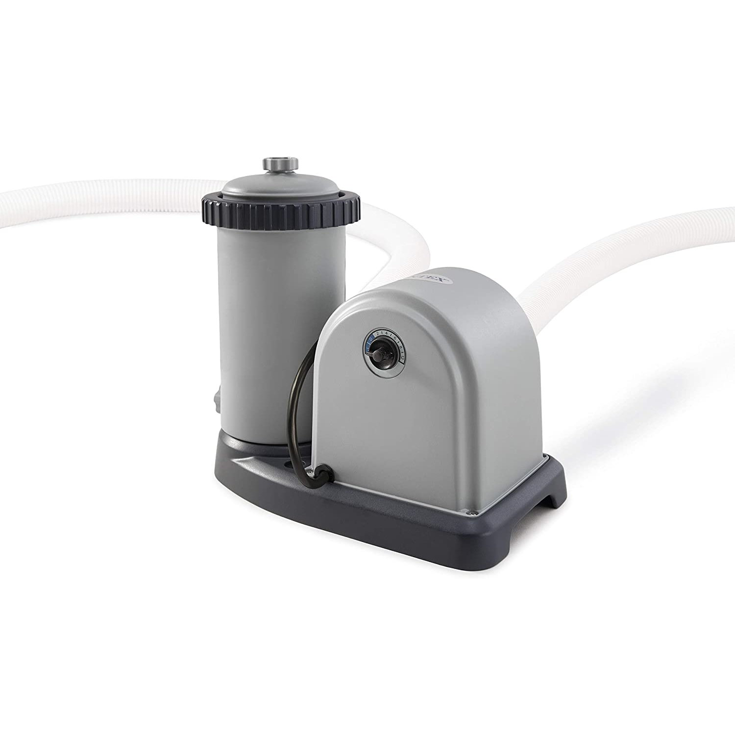 Ein graues Poolfilterpumpensystem. Weiße Schläuche sind mit dem System verbunden.