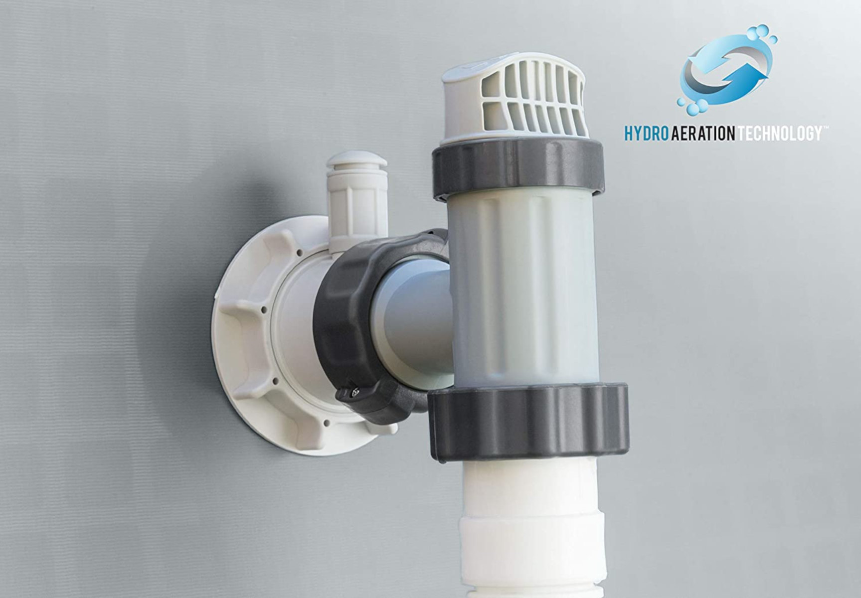 Eine weiße und graue Poolkomponente, die mit einer Poolwand verbunden ist, mit einem Hydro Aeration Technology-Logo.