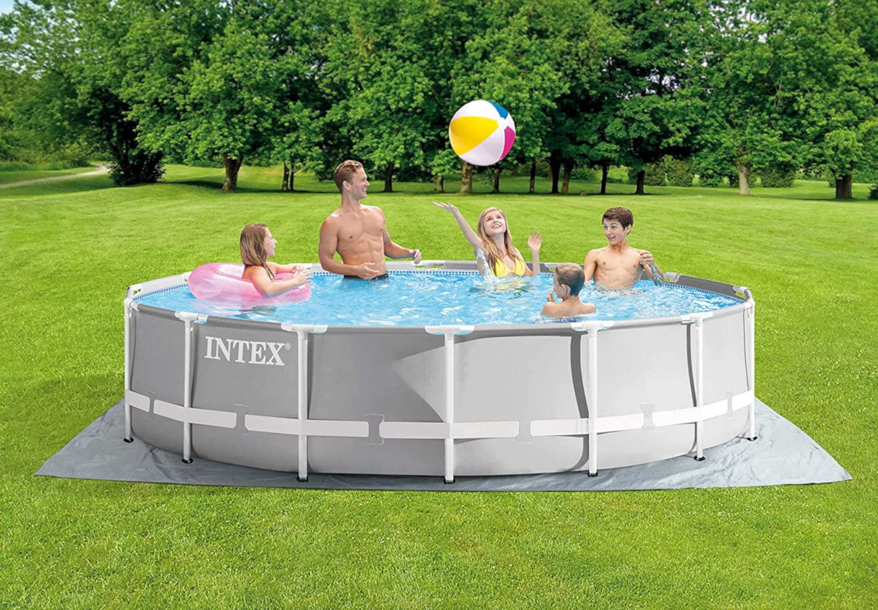 Leute spielen in einem Pool. Ein Mann, eine Frau und Kinder genießen das Wasser.