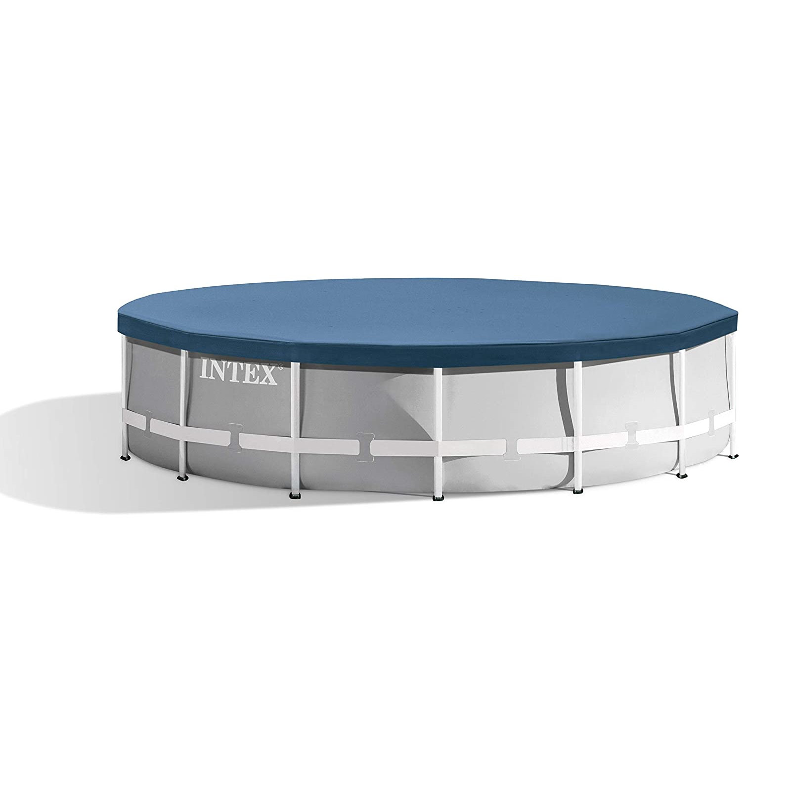 Ein runder, blau bedeckter Intex-Pool, weißer Rahmen, isoliert auf weißem Hintergrund.