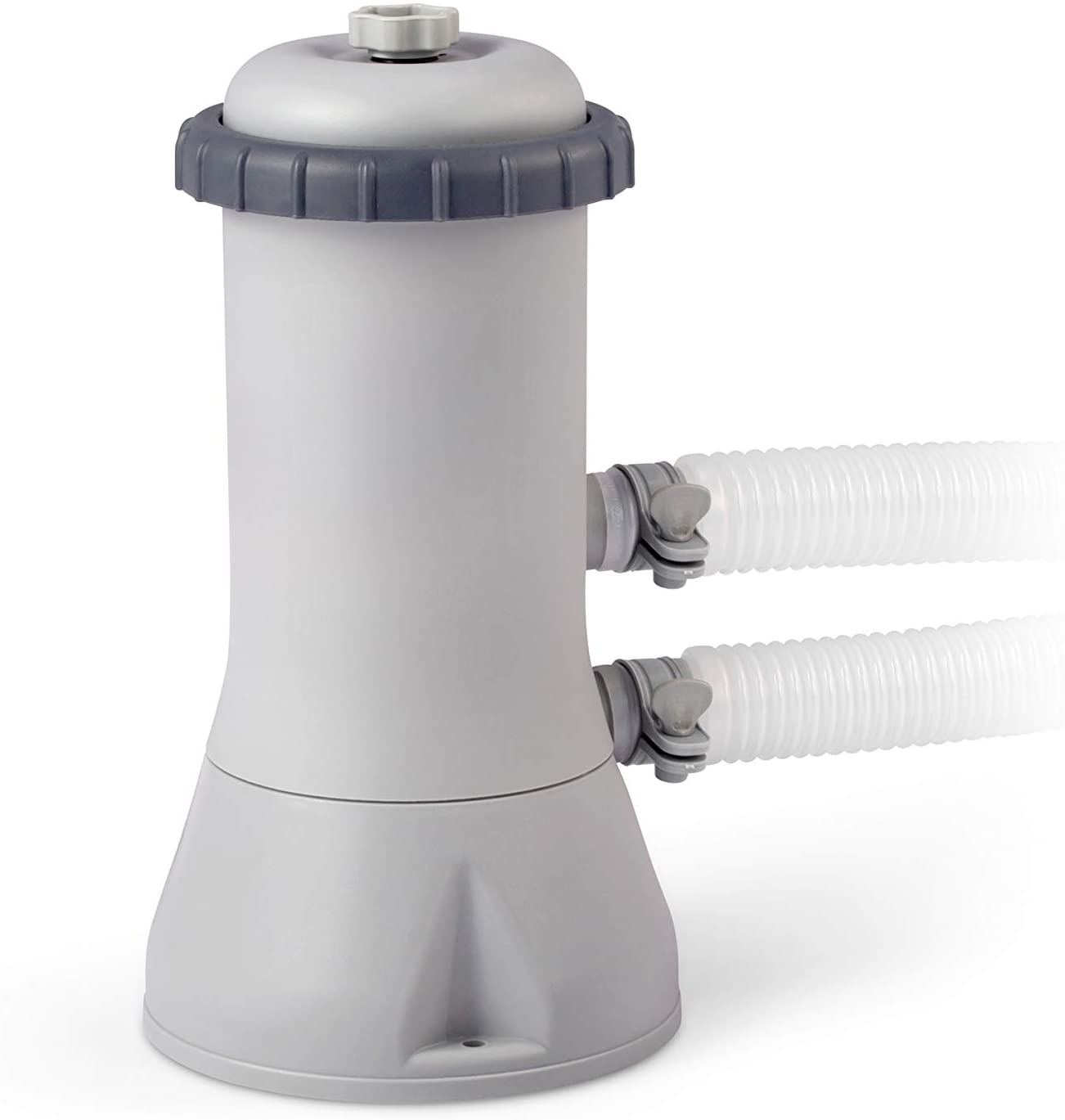 Ein grauer zylindrischer Poolfilter mit zwei weißen Schläuchen. Der Hintergrund ist weiß.