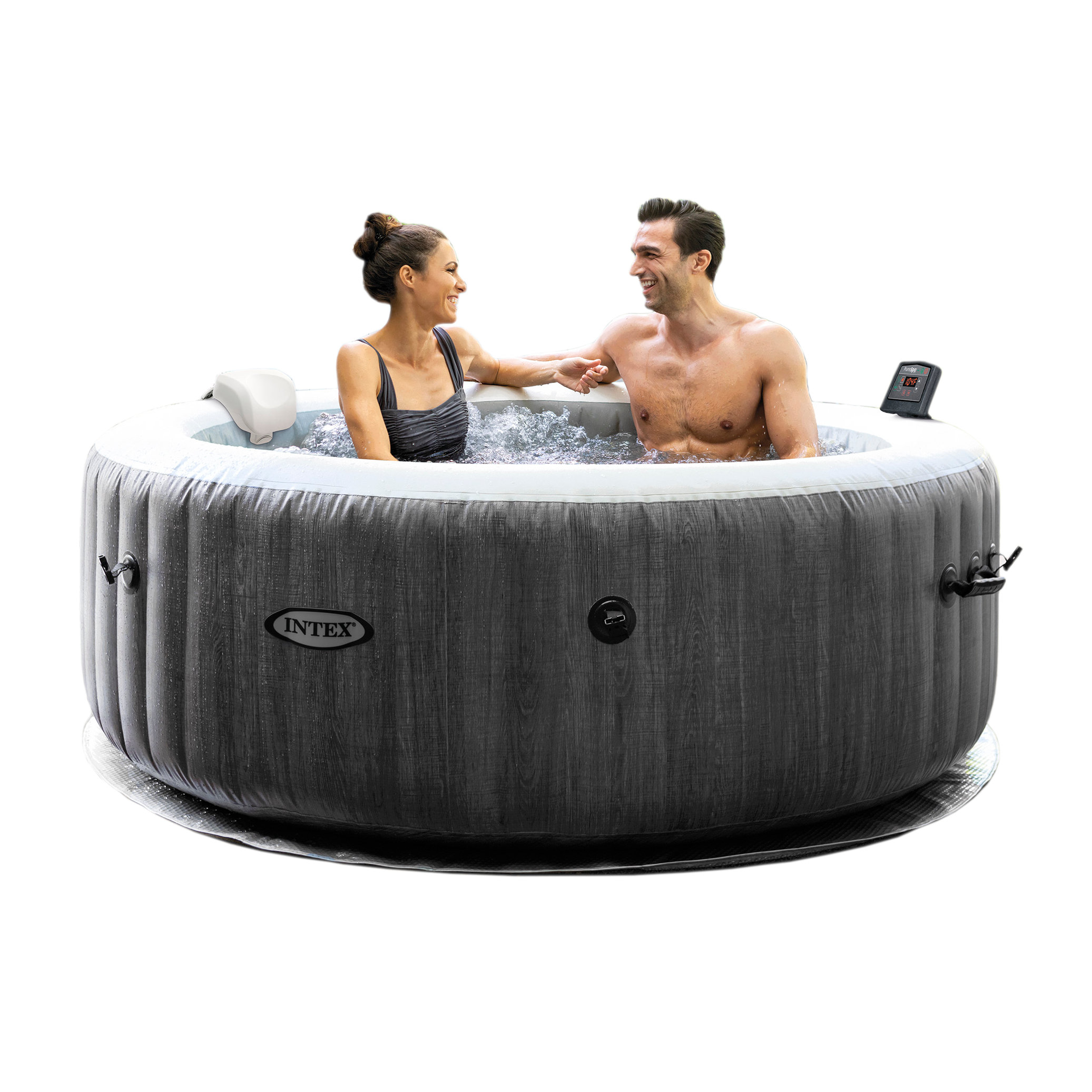 Coppia in vasca idromassaggio, sorridente, con getti d'acqua. Esterno effetto legno grigio, su sfondo bianco.