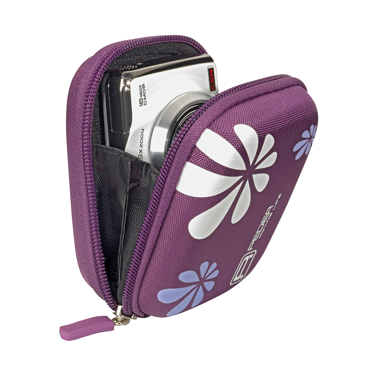 Lila Kameratasche mit einer Kamera darin. Die Tasche ist geöffnet. Weißer Hintergrund.