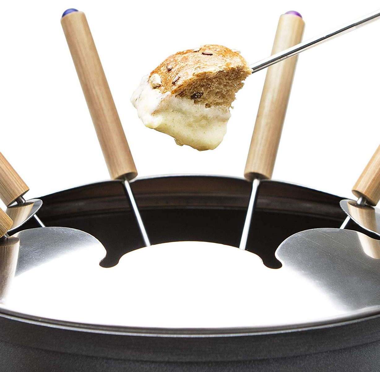 Zestaw do fondue z chlebem maczanym w serze. Jest kilka widelców i czarny garnek.