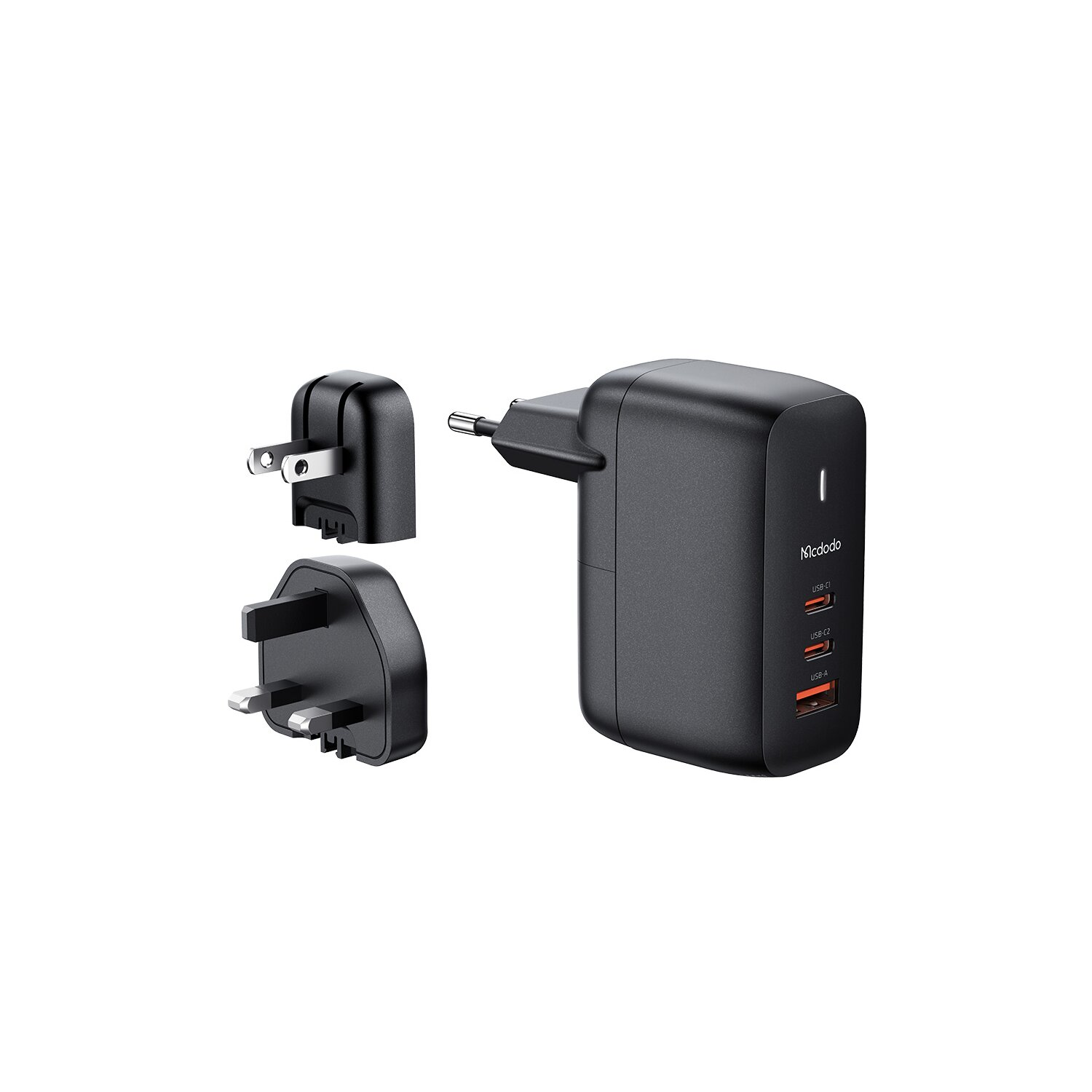 Schwarzer Universal-Reiseadapter mit mehreren Steckertypen auf weißem Hintergrund, Winkelansicht.