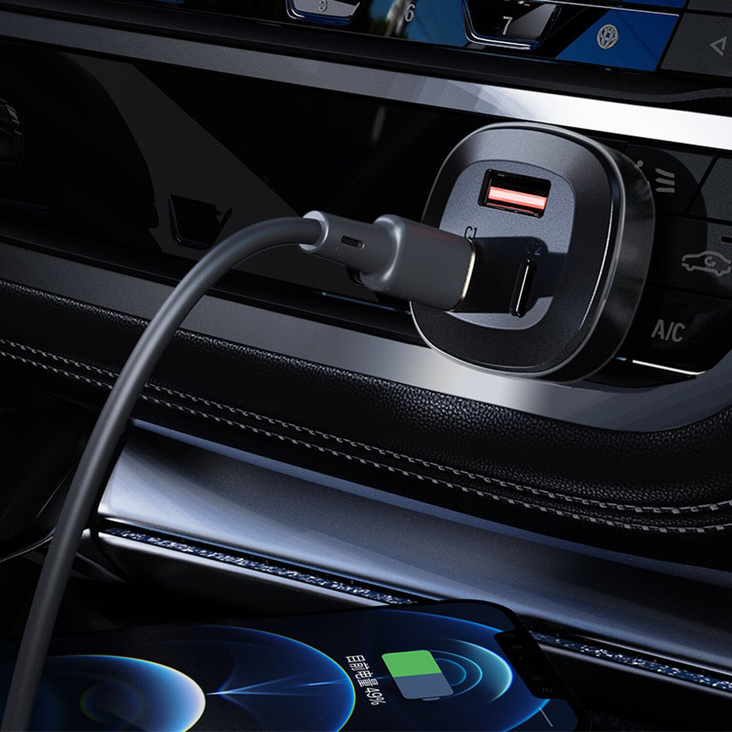 Ein schwarzes Autoladegerät ist an die Konsole eines Autos angeschlossen, ein Telefon wird geladen.