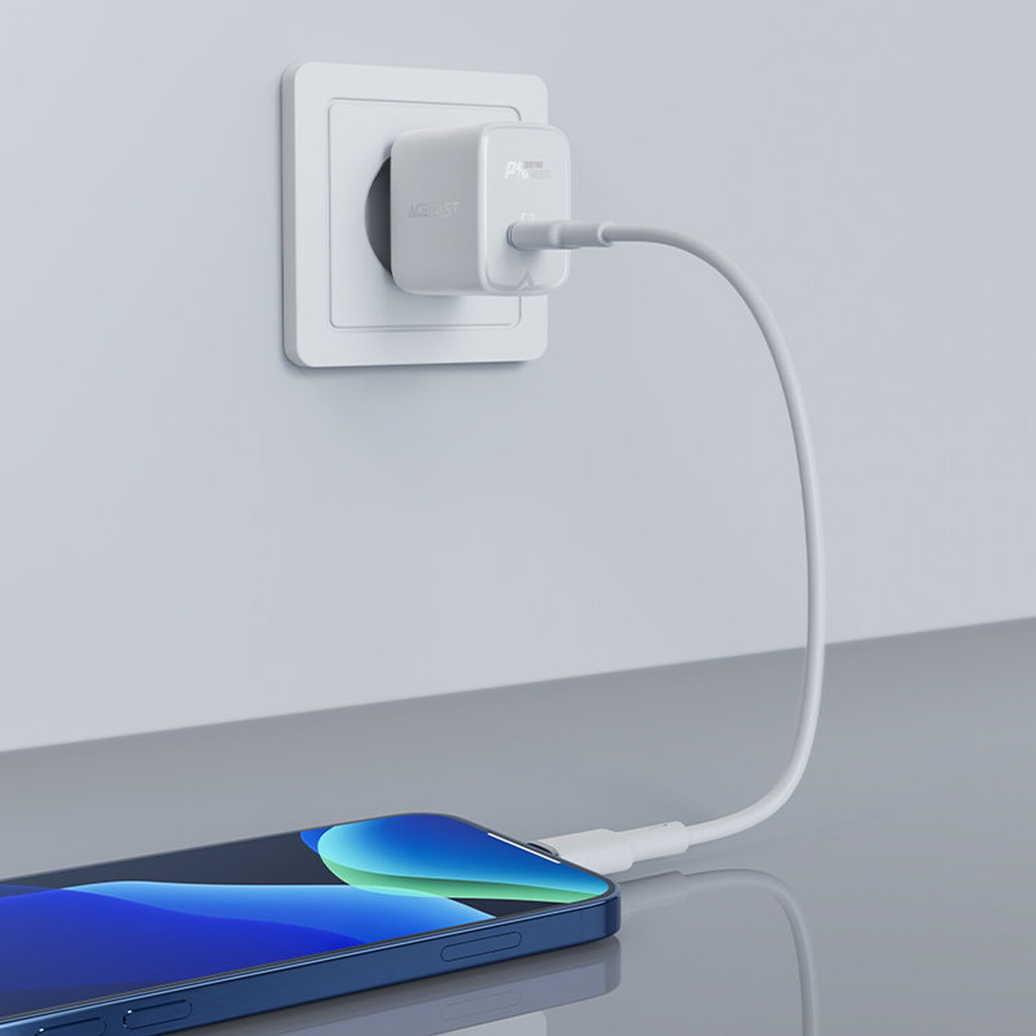 Ein weißes Ladegerät ist an der Wand angeschlossen und mit einem Telefon zum Aufladen verbunden. Das Telefon zeigt einen blauen Bildschirm.
