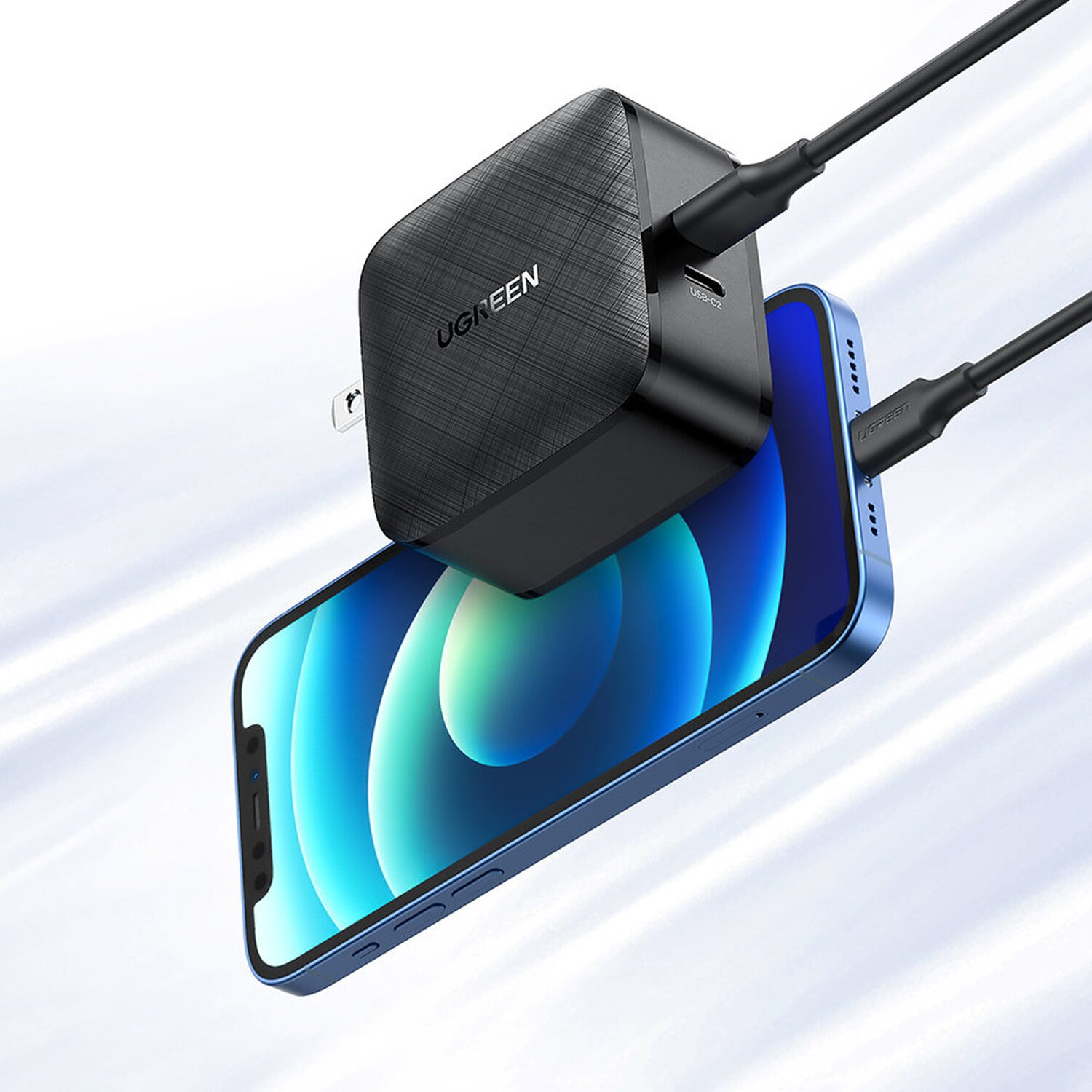 Ein schwarzes Ladegerät ist an ein Telefon angeschlossen. Telefon ist blau.