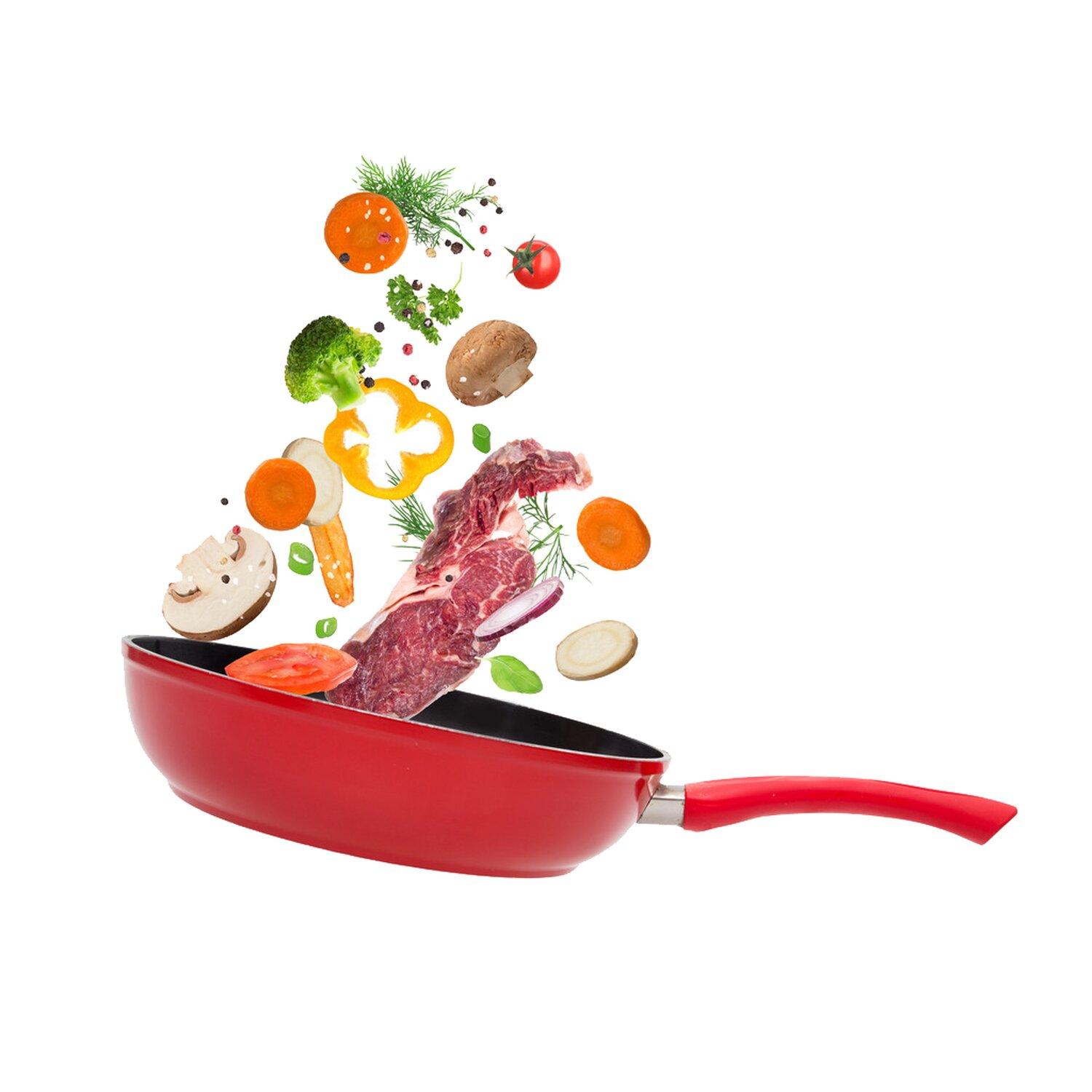 Fliegende Zutaten über einer roten Pfanne. Beinhaltet Fleisch, Gemüse und Gewürze.