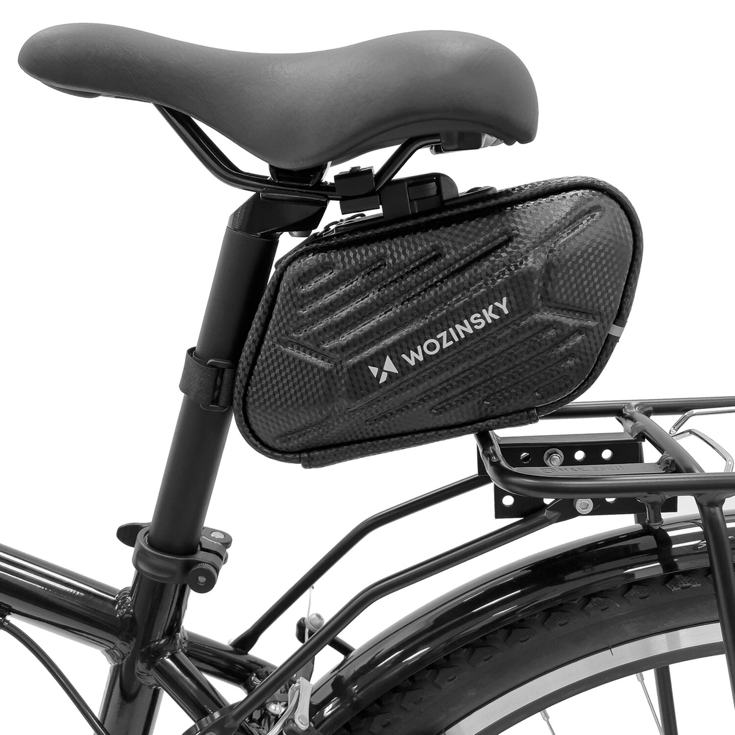 Schwarze Fahrrad-Satteltasche an Sattel und Gepäckträger befestigt, mit Logo.