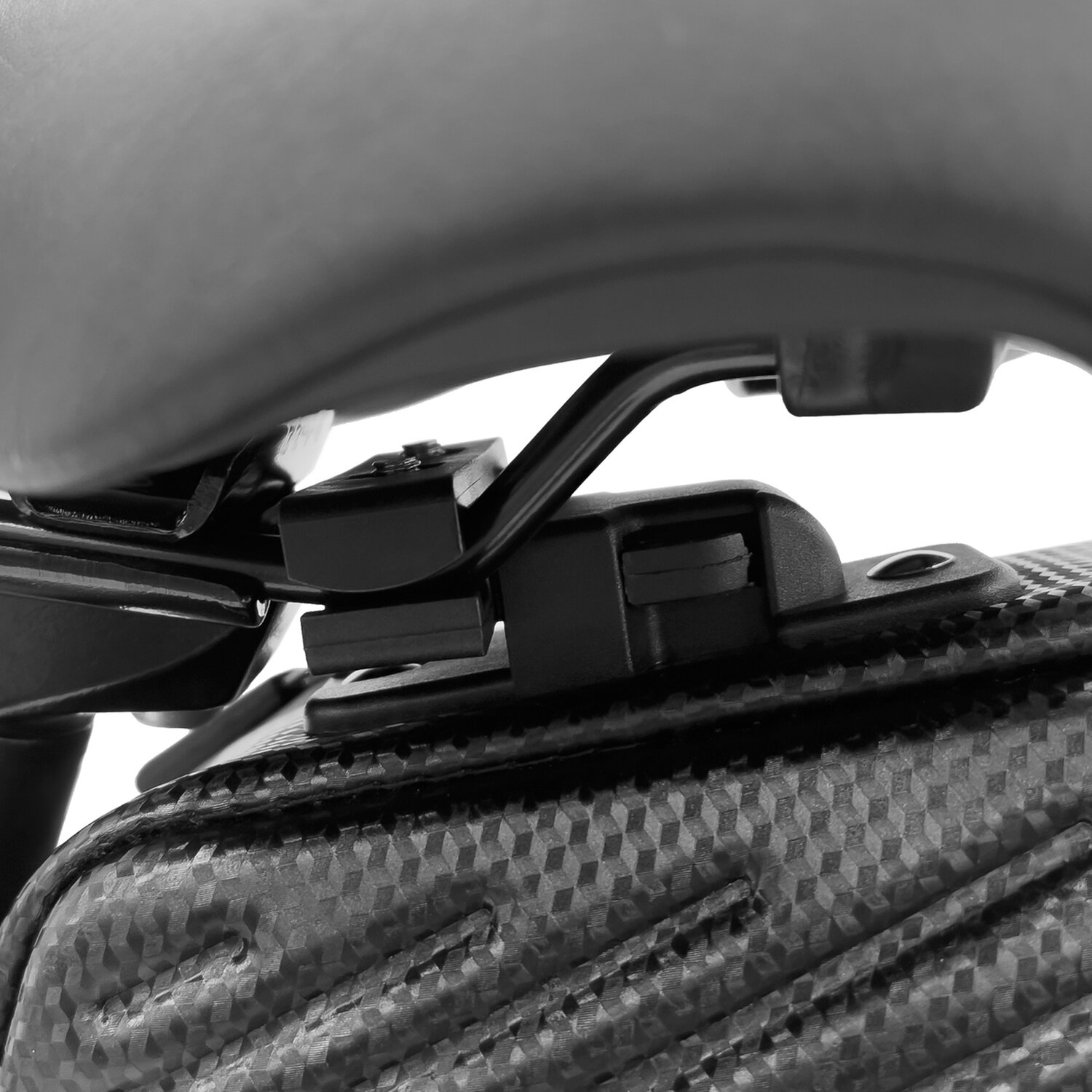 Nahaufnahme eines schwarzen Fahrradsattels mit daran befestigter schwarzer Satteltasche. Die Halterung ist detailliert.