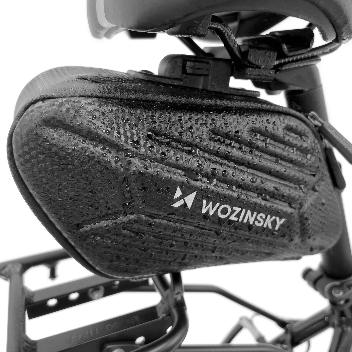 Schwarze Fahrrad-Satteltasche mit der Marke 'WOZINSKY'. Sie ist schwarz, strukturiert und hat Wassertropfen.