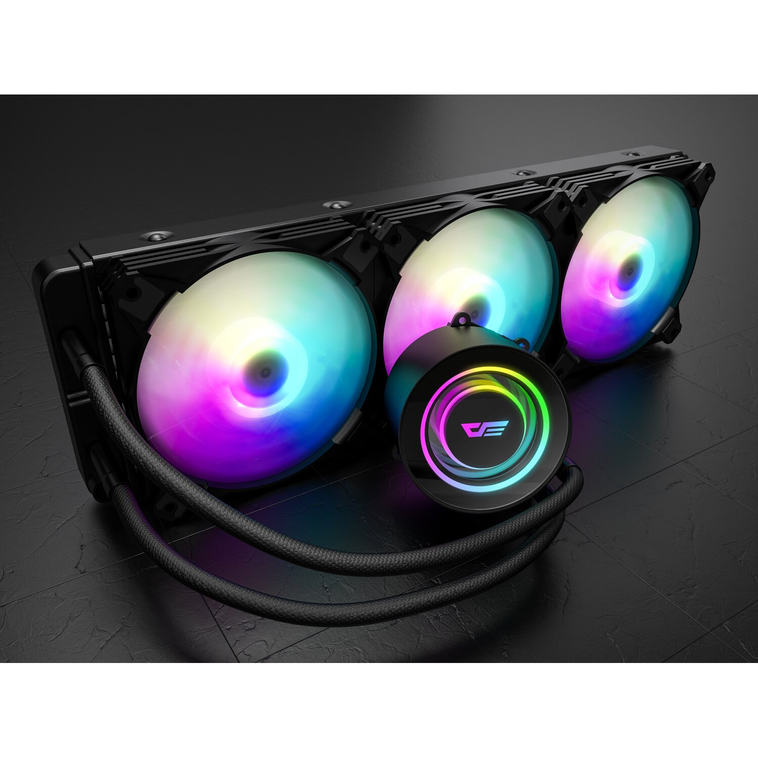 PC-Wasserkühlungssystem mit drei Lüftern, einer Pumpe und Schläuchen, auf schwarzem Untergrund.