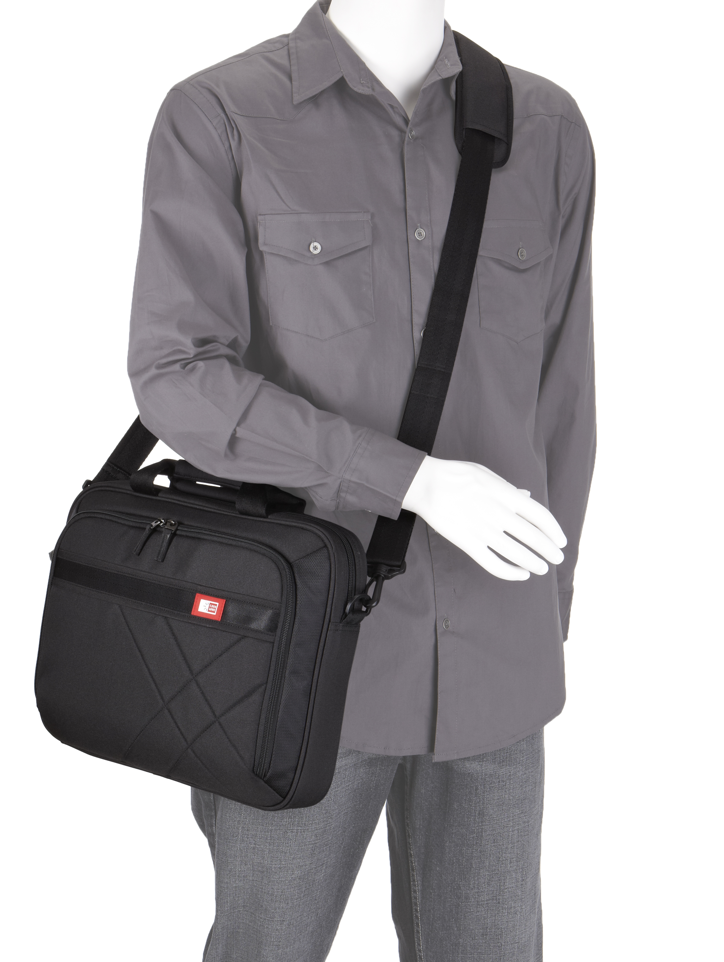 Manichino con camicia grigia e pantaloni grigi, che tiene una borsa a tracolla nera.