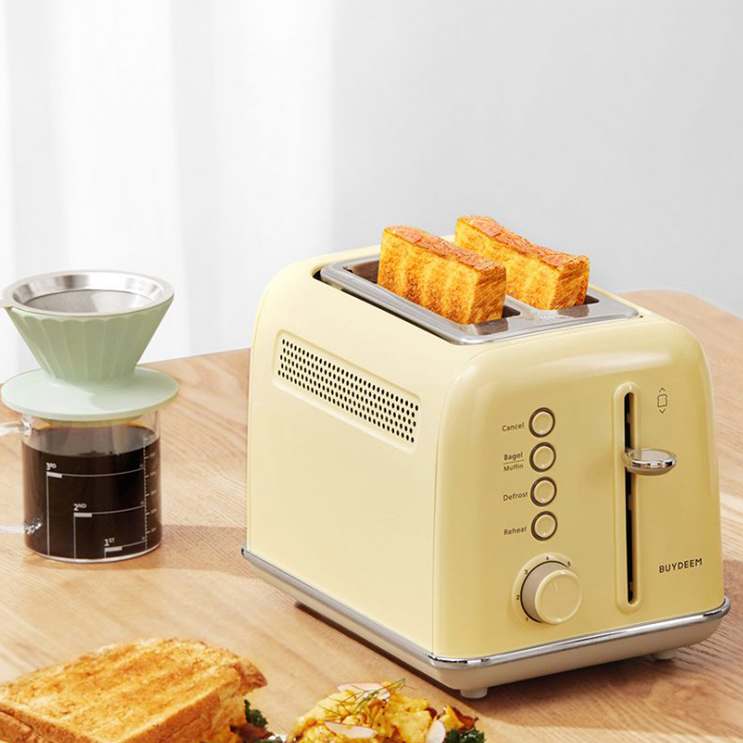 Żółty toster z dwoma kromkami tostów. Ekspres do kawy po lewej.