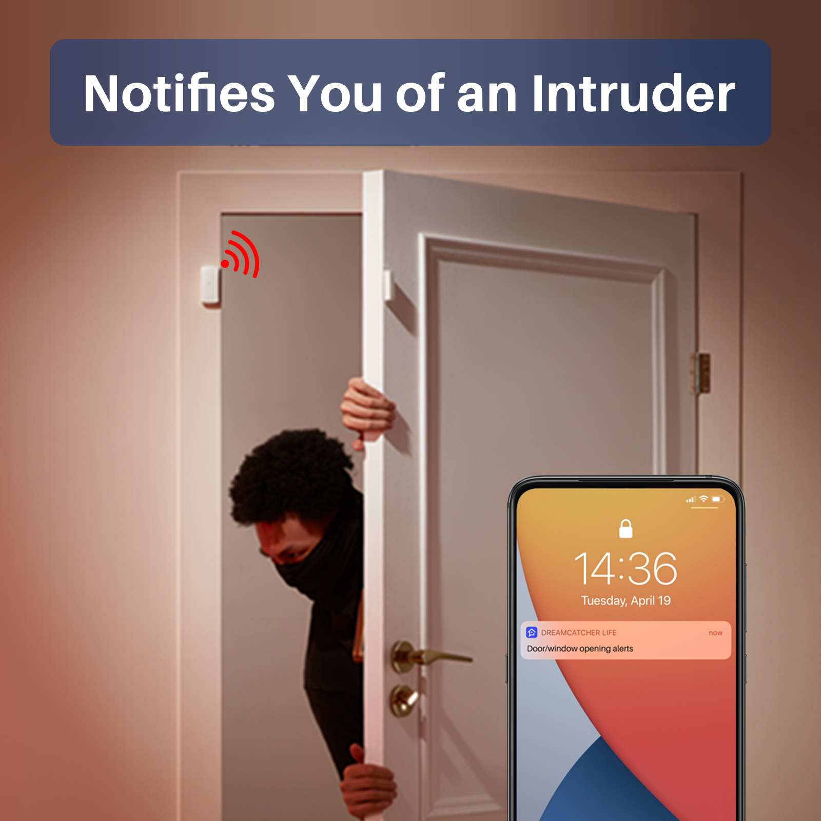 Eine Person in schwarzer Maske späht durch eine offene Tür; Telefon zeigt Einbruchsalarm.