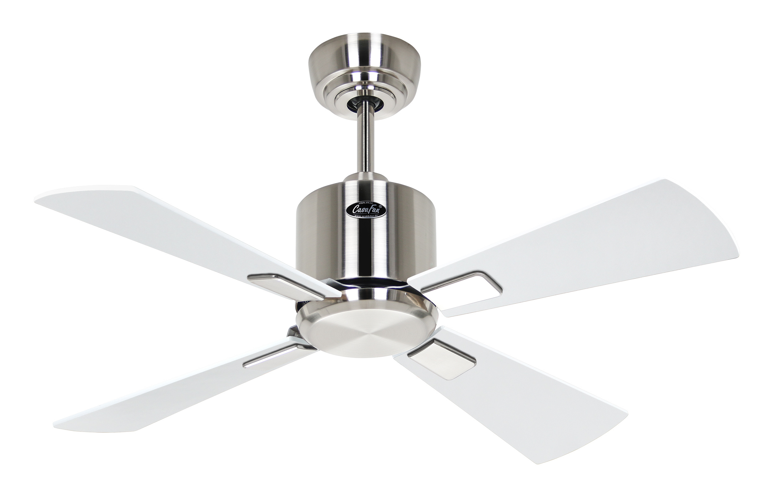 Ventilatore da soffitto argento e bianco. Ha quattro pale bianche e un alloggiamento e uno stelo del motore argentati.