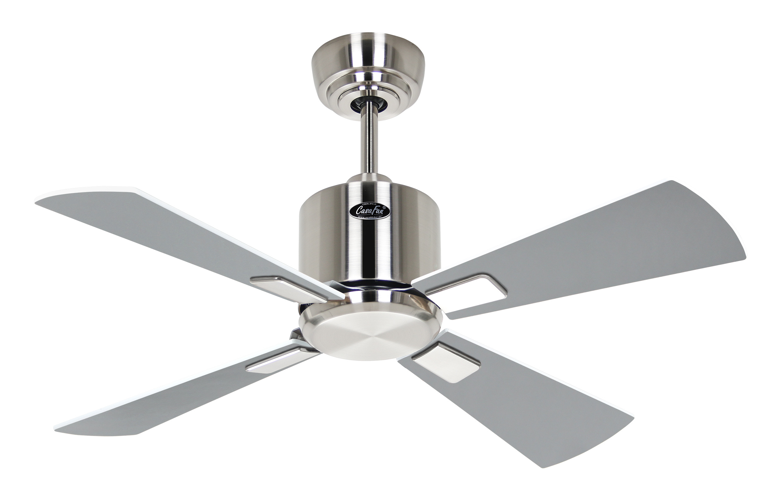 Ventilatore da soffitto argentato con quattro pale grigie, montato su un soffitto bianco, su sfondo bianco.