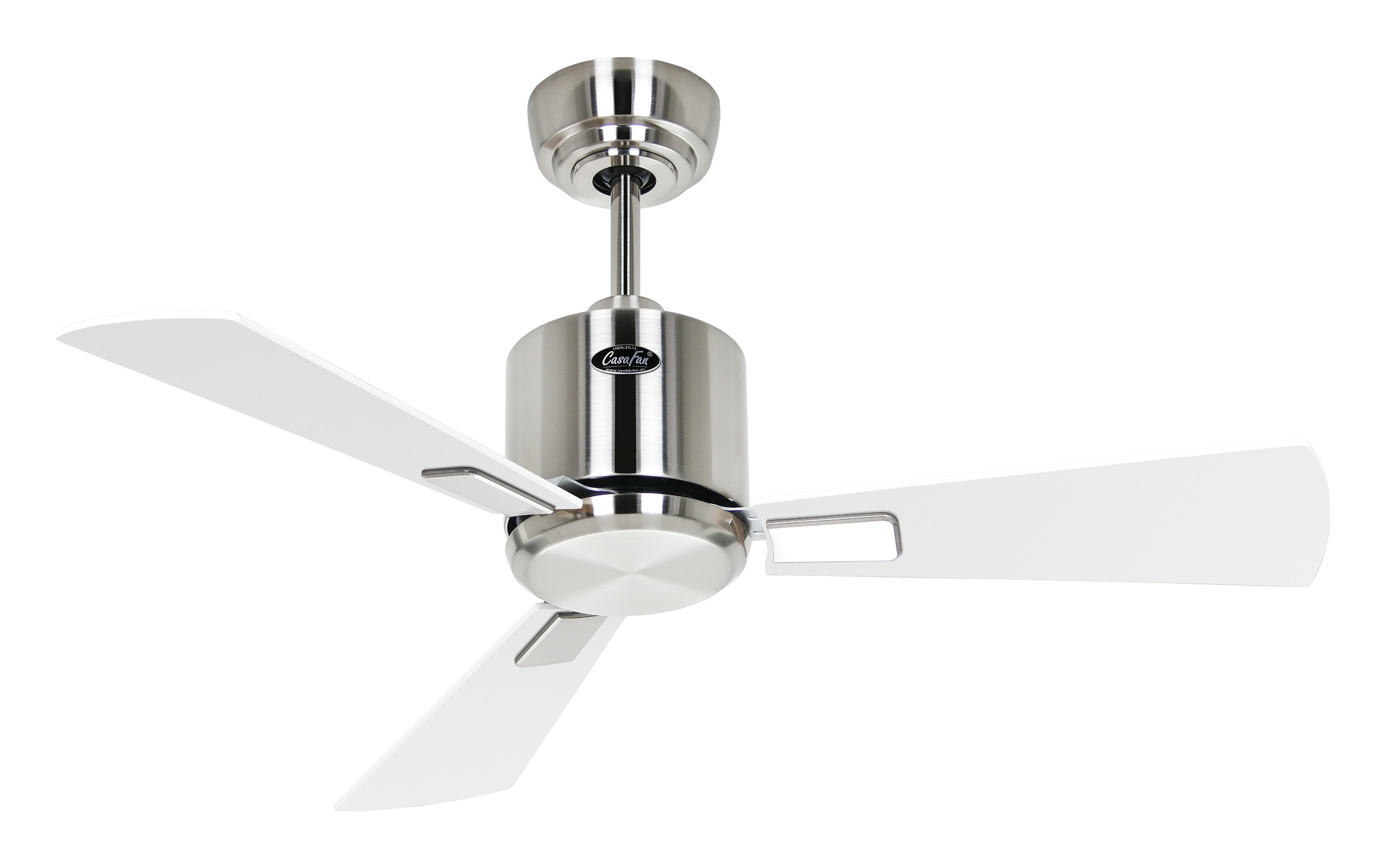 Ventilatore da soffitto argento con tre pale bianche, su sfondo bianco.