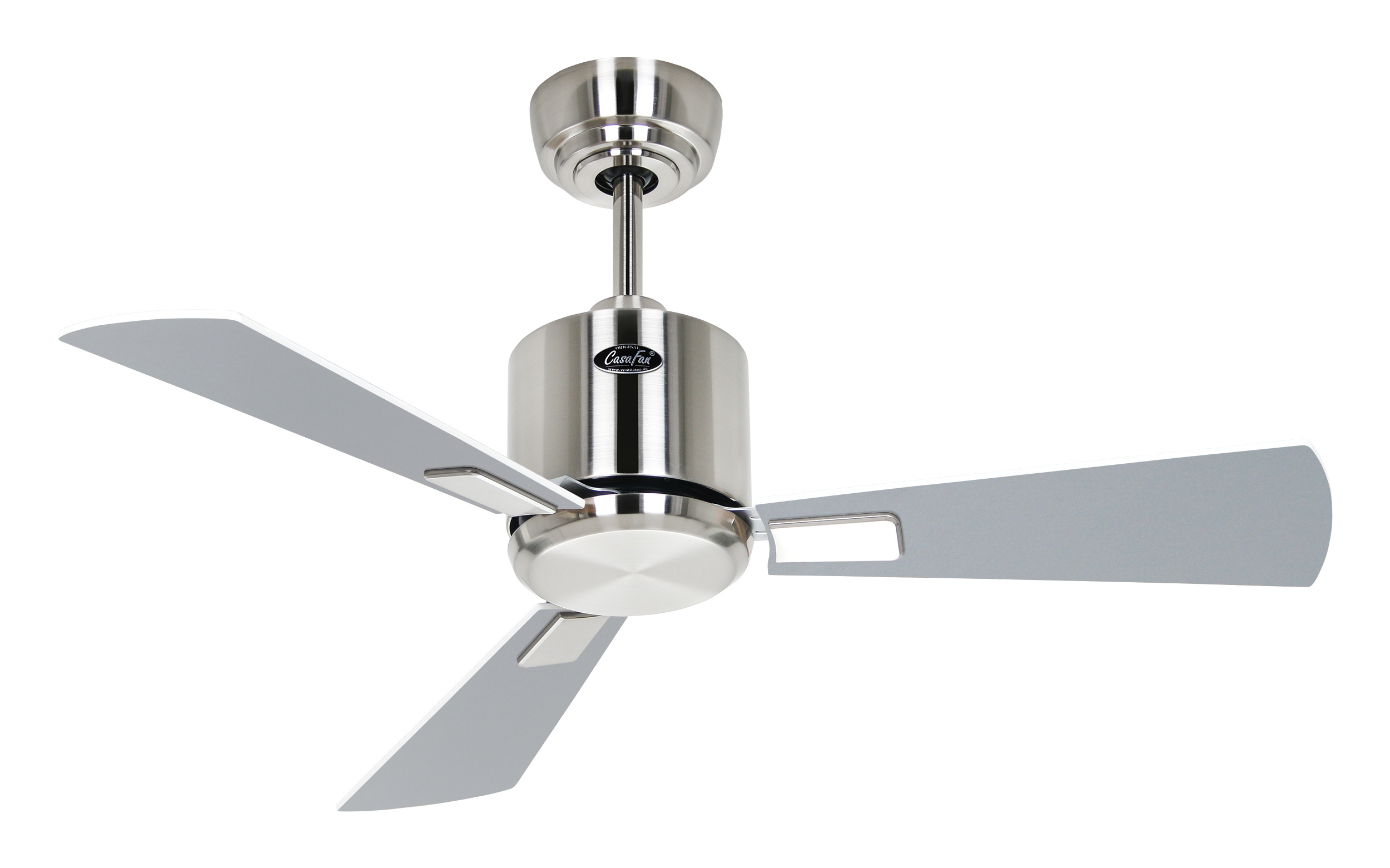 Ventilatore da soffitto argentato con tre pale grigie. Supporto a soffitto bianco. Logo del marchio.