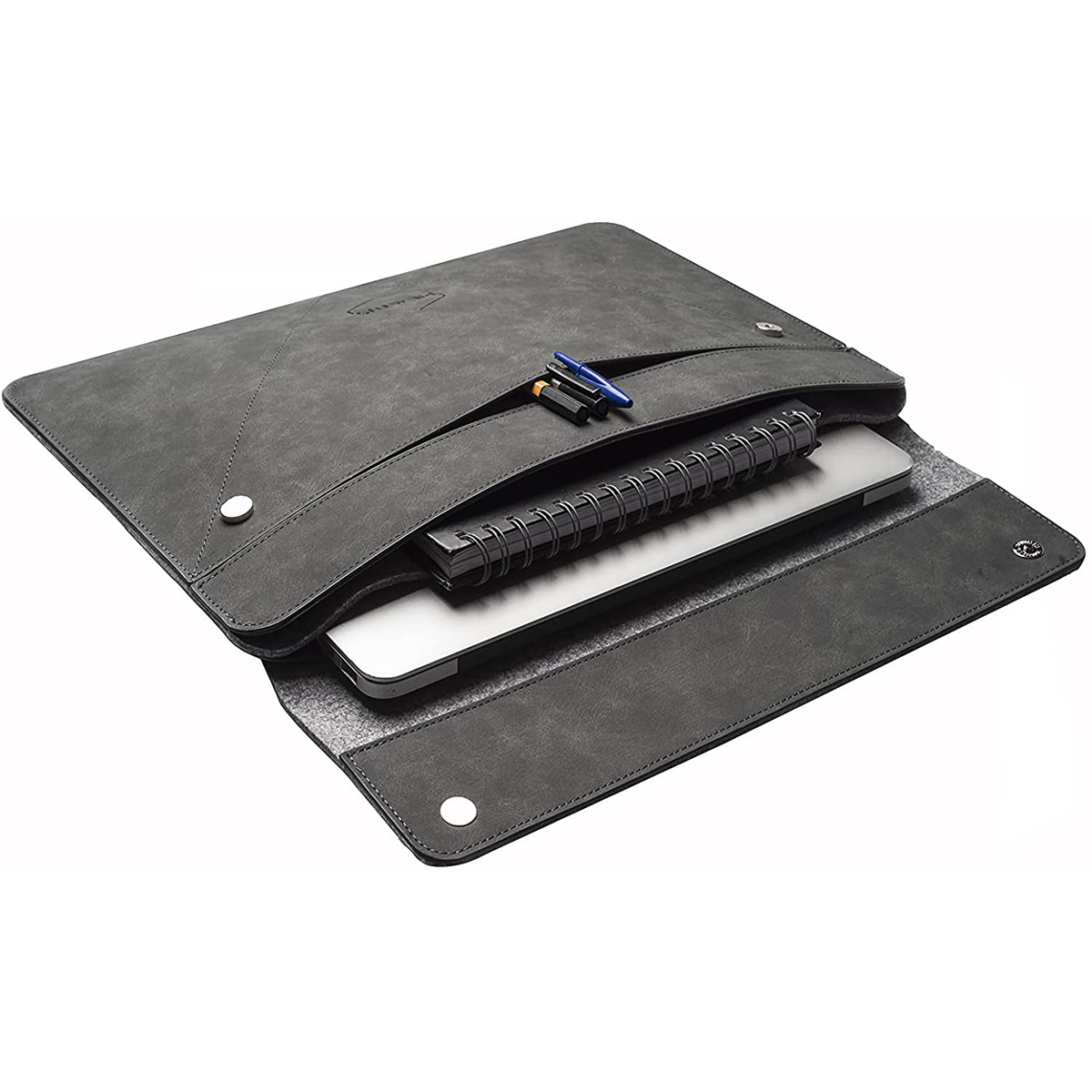 Una custodia grigia per laptop, aperta, con un laptop, un taccuino e una penna. Sfondo bianco.