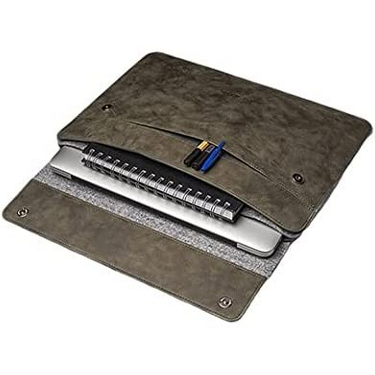 Una custodia per laptop contenente un laptop, un taccuino e penne. Colori grigio e marrone.