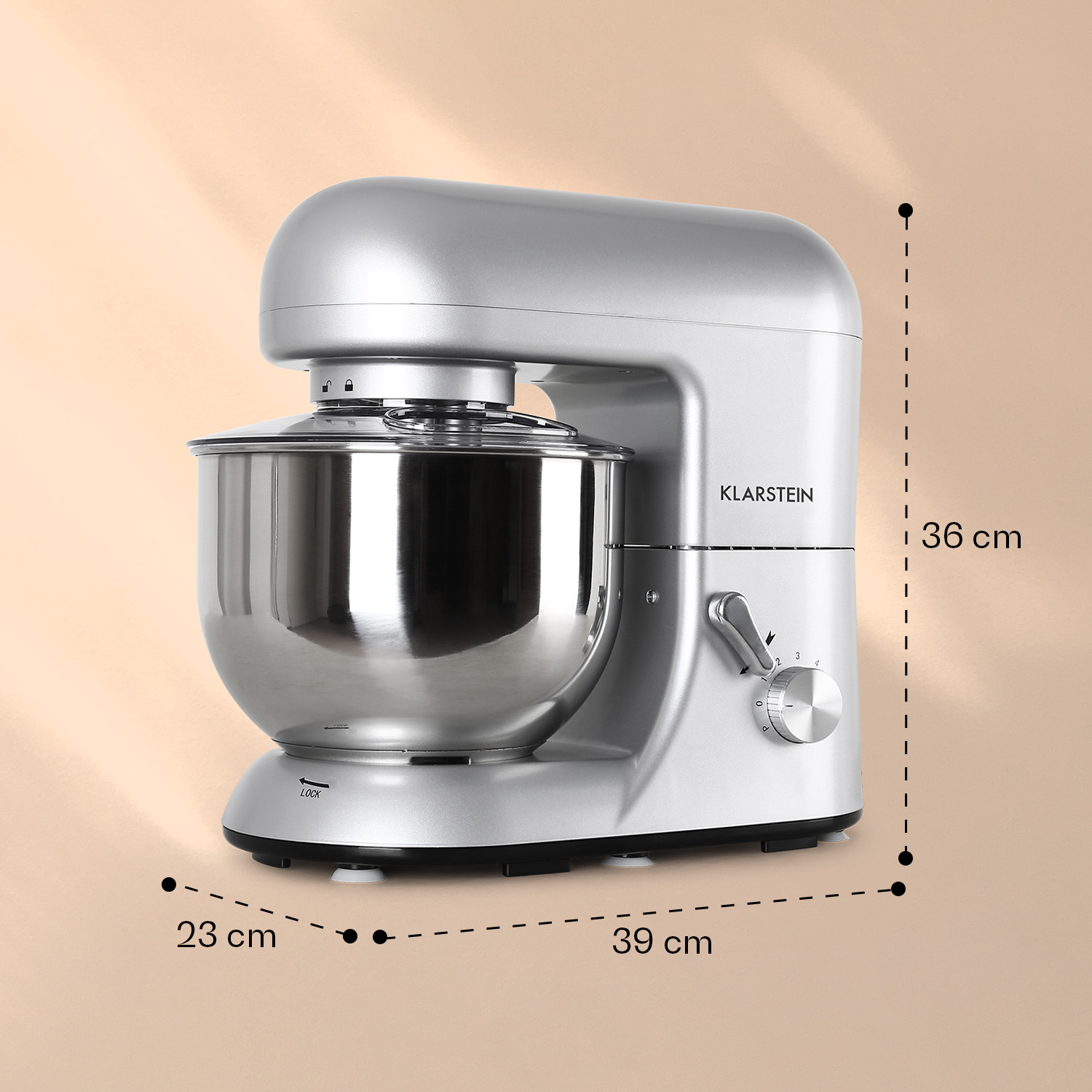 Ein silberfarbener Küchenmixer vor beigem Hintergrund mit Abmessungen und einer silbernen Rührschüssel.