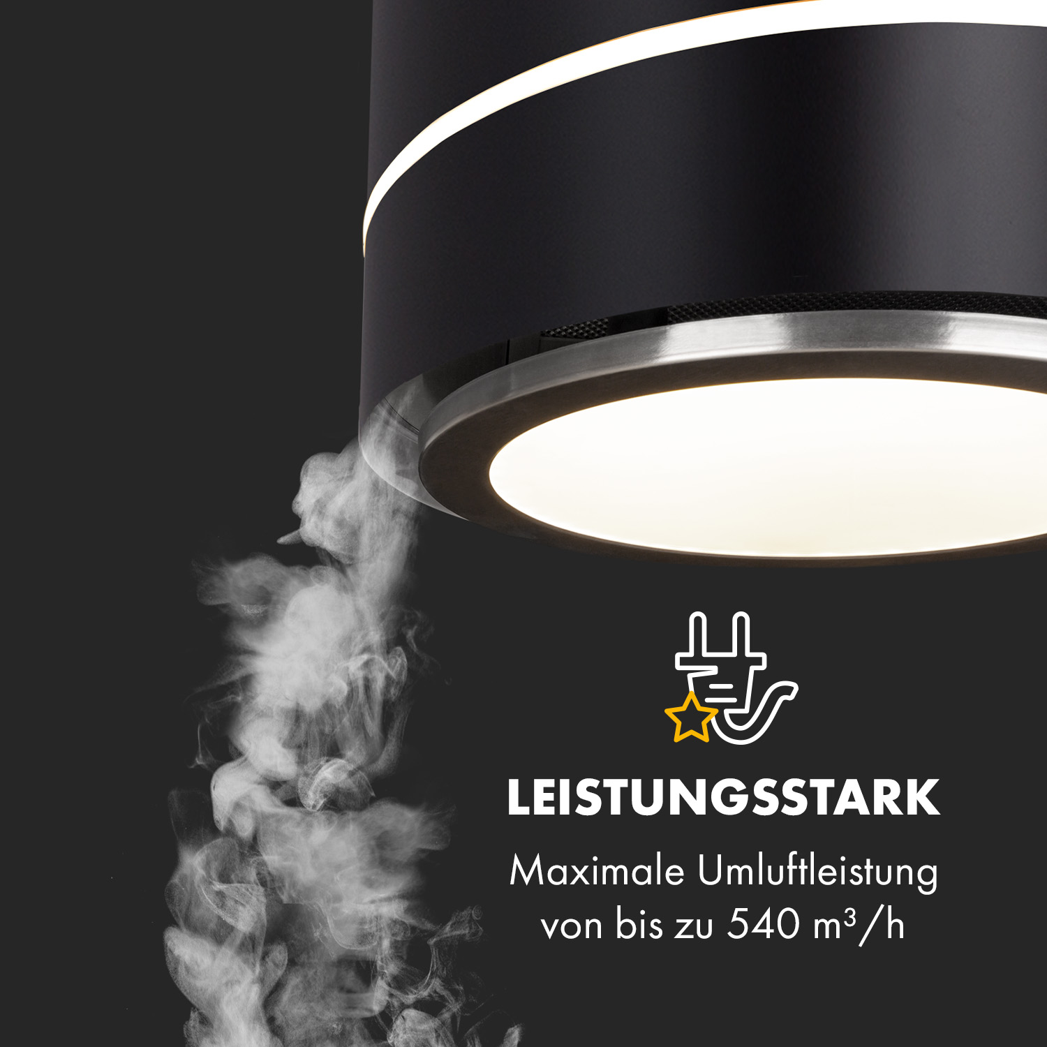 Nahaufnahme einer schwarzen Dunstabzugshaube. Weißer Rauch steigt aus der Haube auf.