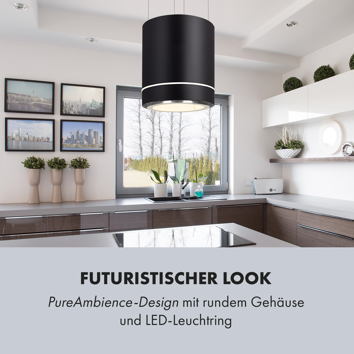 Kücheninnenraum mit schwarzer Dunstabzugshaube. Text: Futuristischer Look. Silberne Geräte, weiße Schränke.