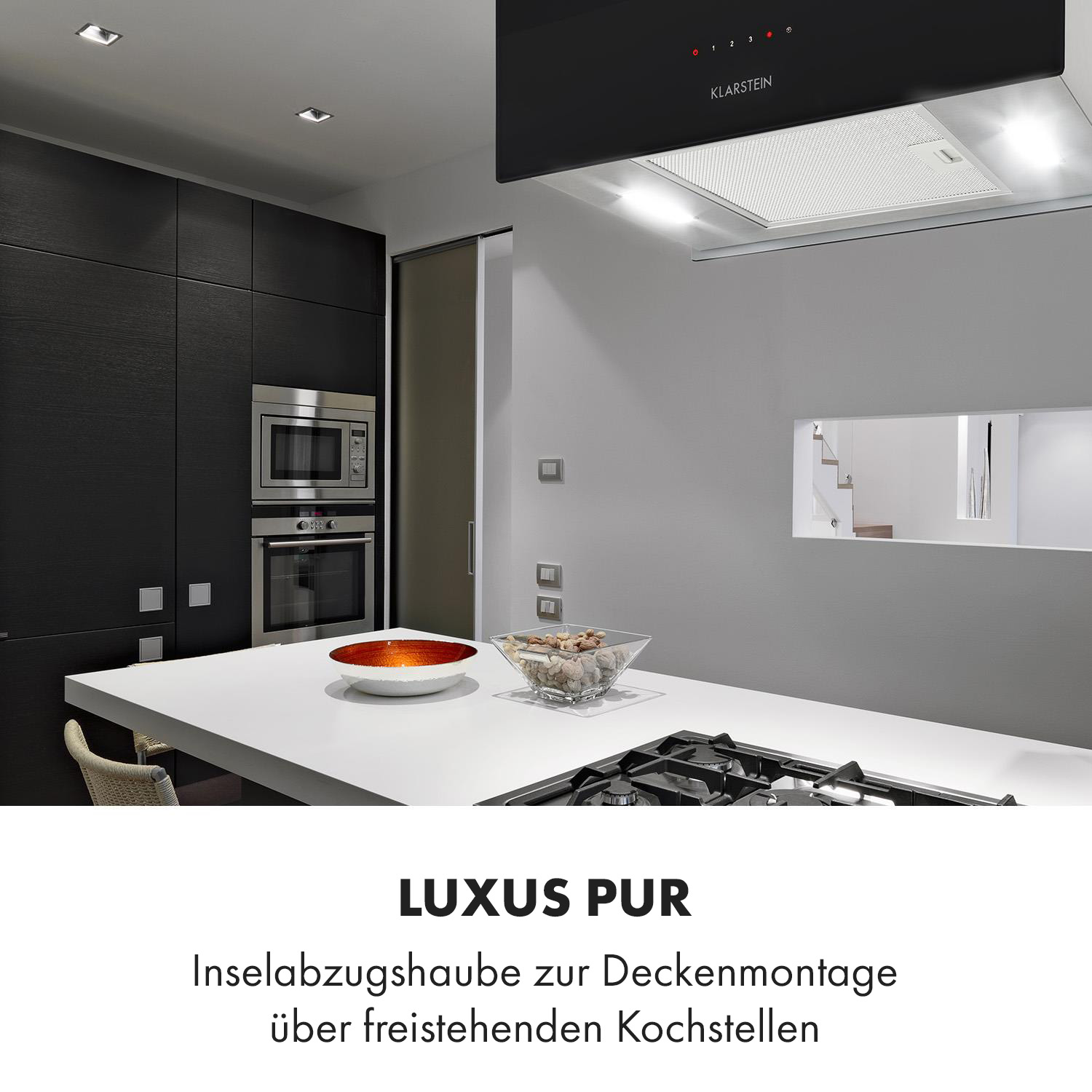 Cucina moderna con mobili neri, piano bianco e una cappa Klarstein sopra il fornello.