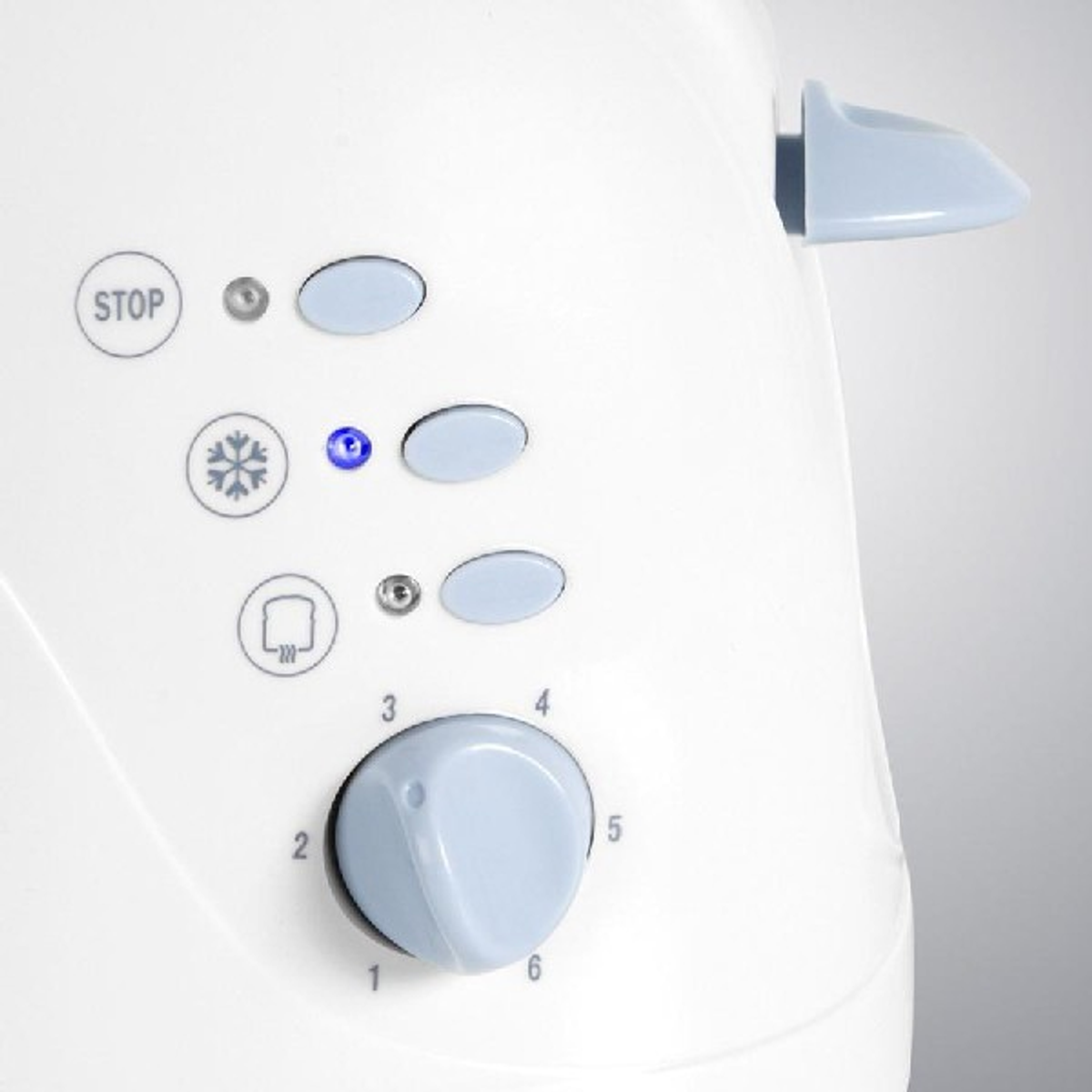 Un tostapane bianco con pulsanti blu e una manopola. La manopola è impostata sul numero 3.