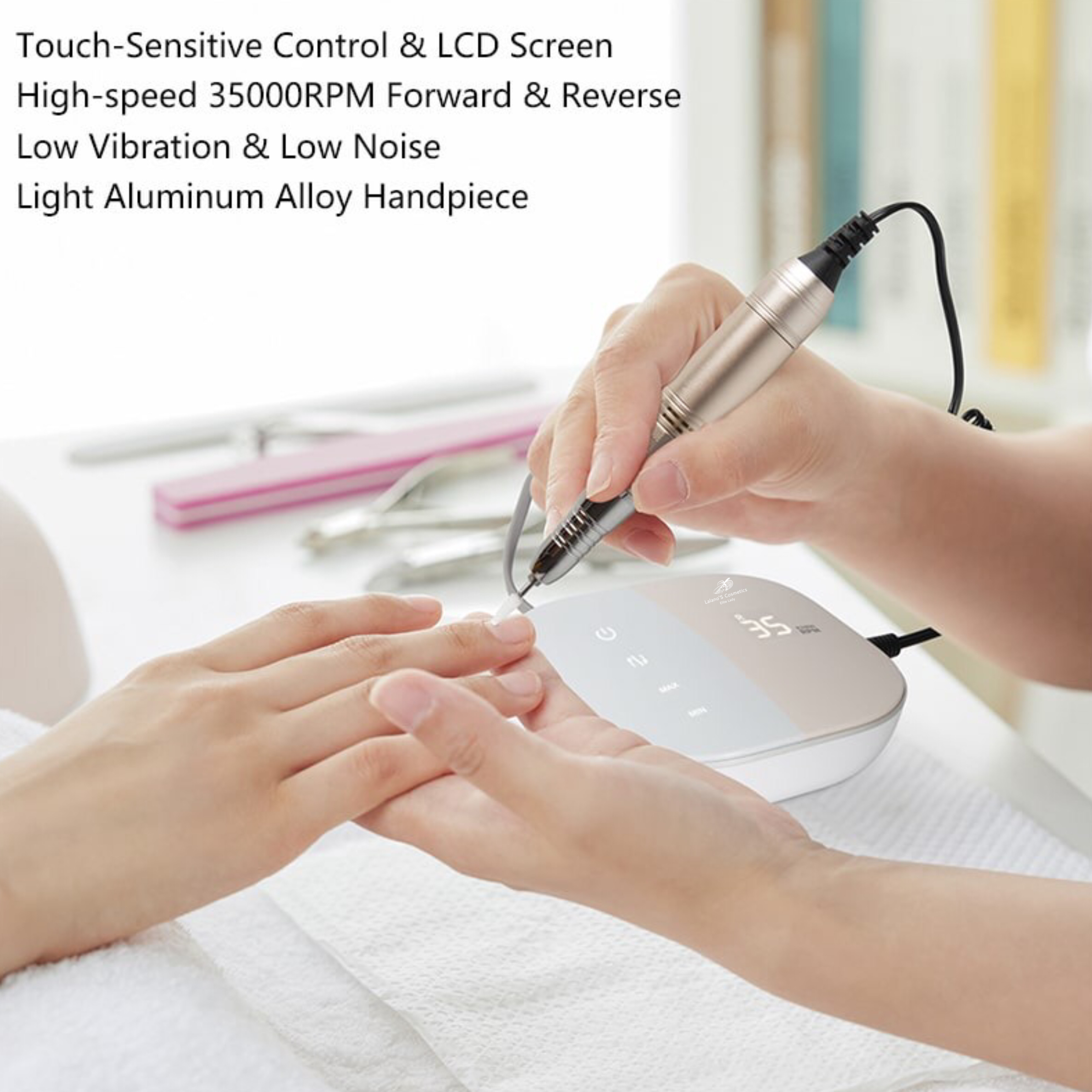 Osoba używa wiertła do paznokci na dłoni innej osoby. Białe wiertło do paznokci znajduje się na białej powierzchni.