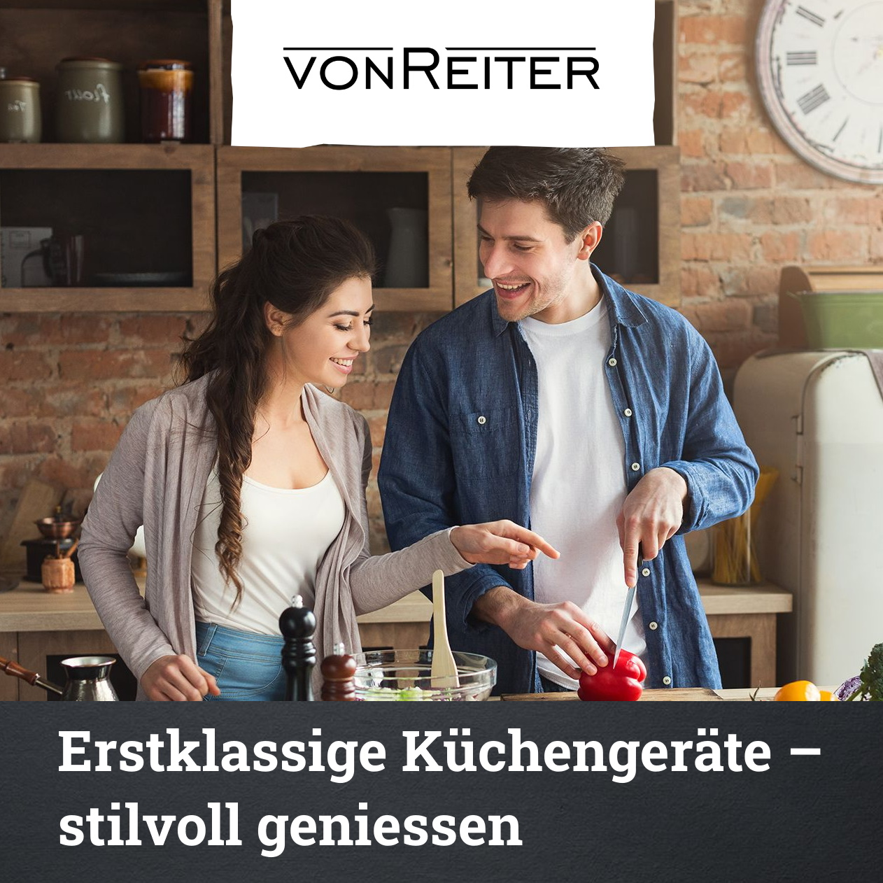 Ein Paar in der Küche, einer schneidet rote Paprika, der andere schaut zu. Küche hat Holzschränke.