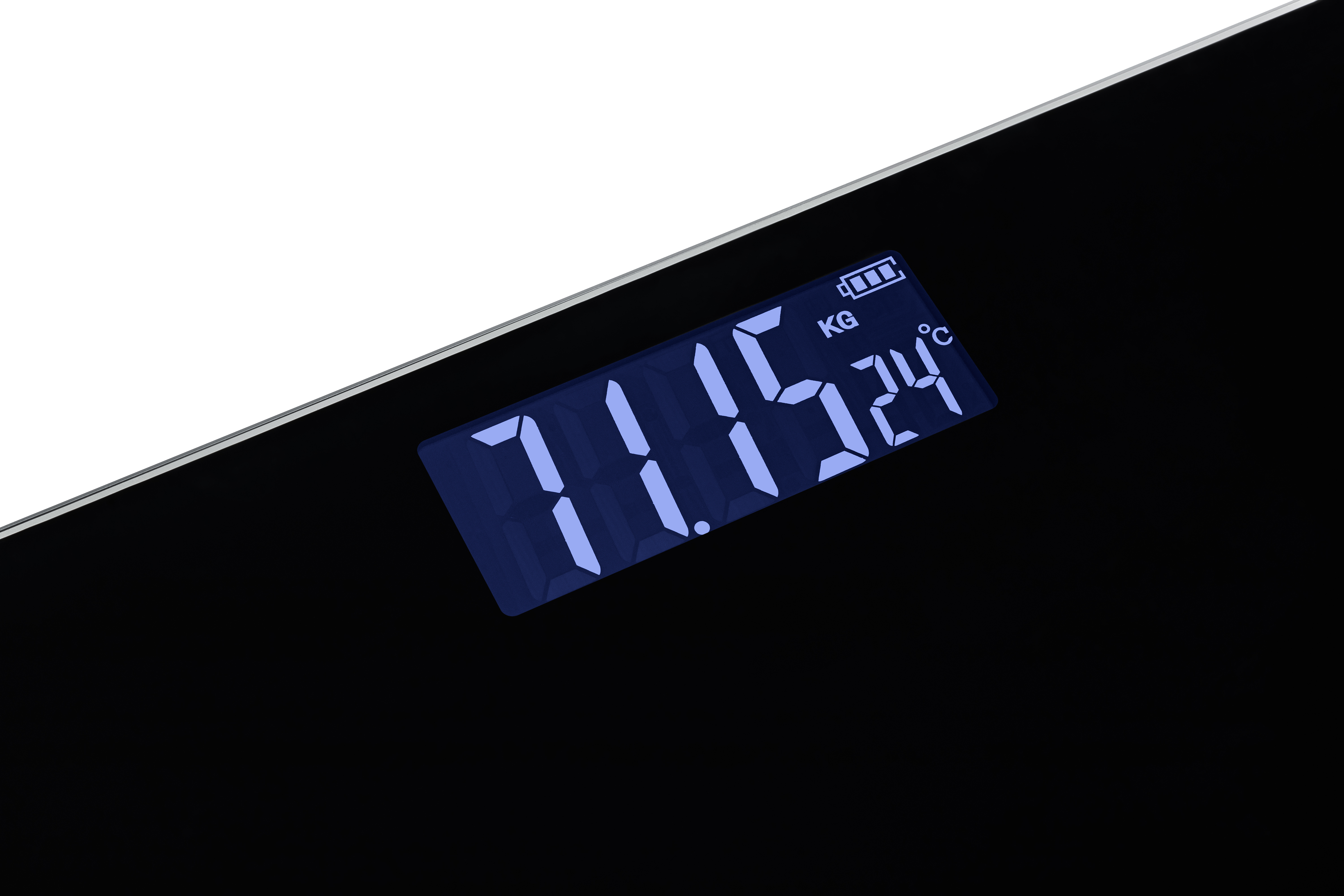 Een zwart-witte digitale weegschaal die het gewicht 71,15 kg en de temperatuur 24°C weergeeft. De achtergrond is zwart.
