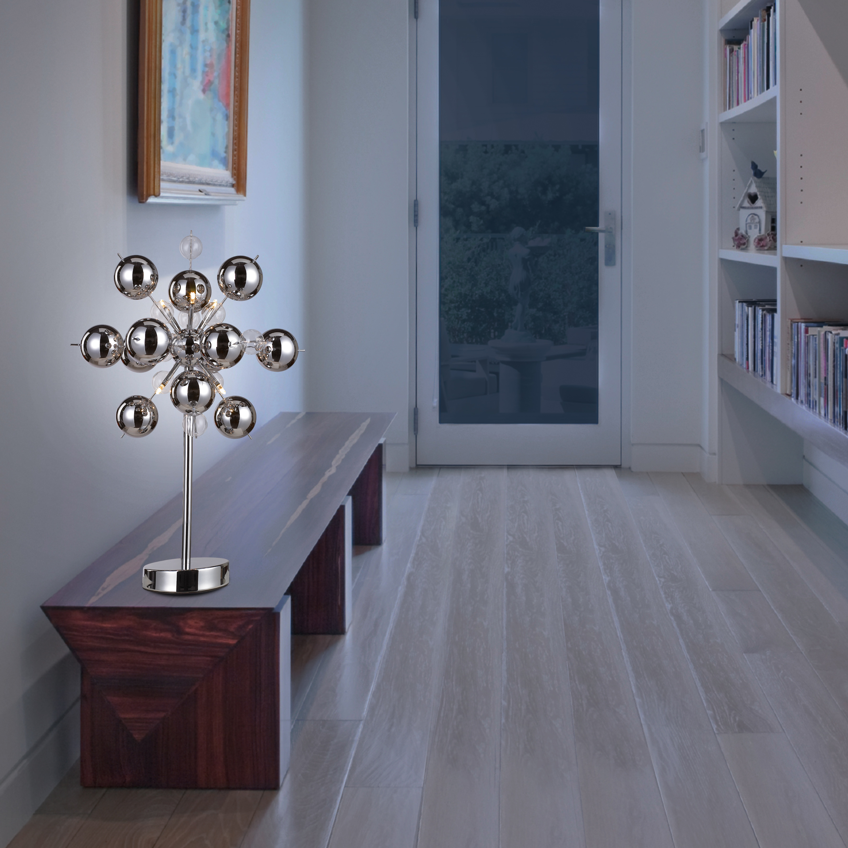 Moderne Lampe mit kugelförmigen Chromelementen auf einer Holzbank, in einem gut beleuchteten Flur.