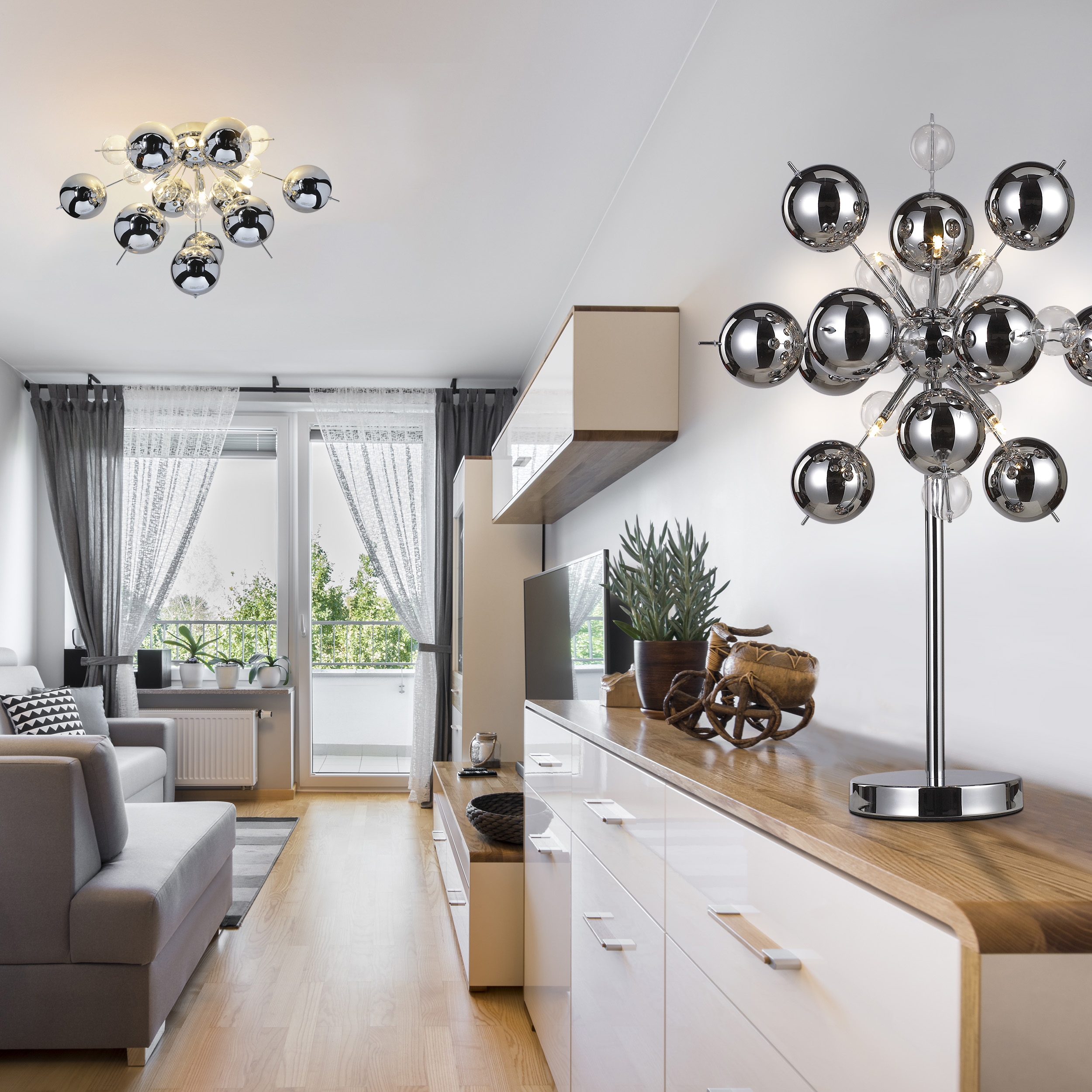 Stilvolles Wohnzimmer mit zwei Lampen. Eine ist ein Kronleuchter, die andere eine Tischlampe.