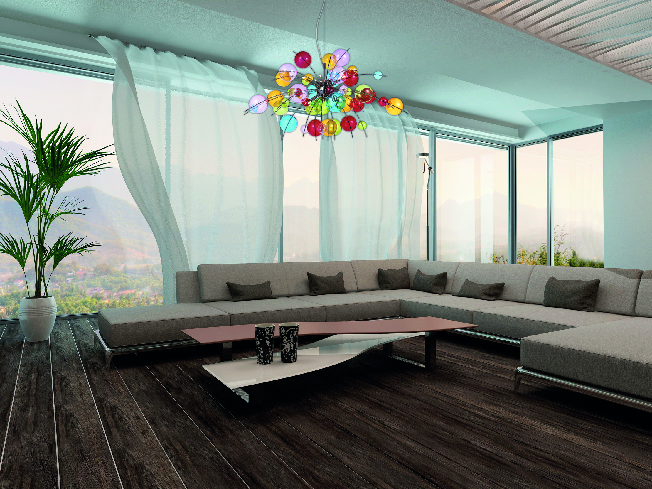 Modernes Wohnzimmer mit großem Sofa, großen Fenstern und farbenfrohem Kronleuchter. Holzboden.