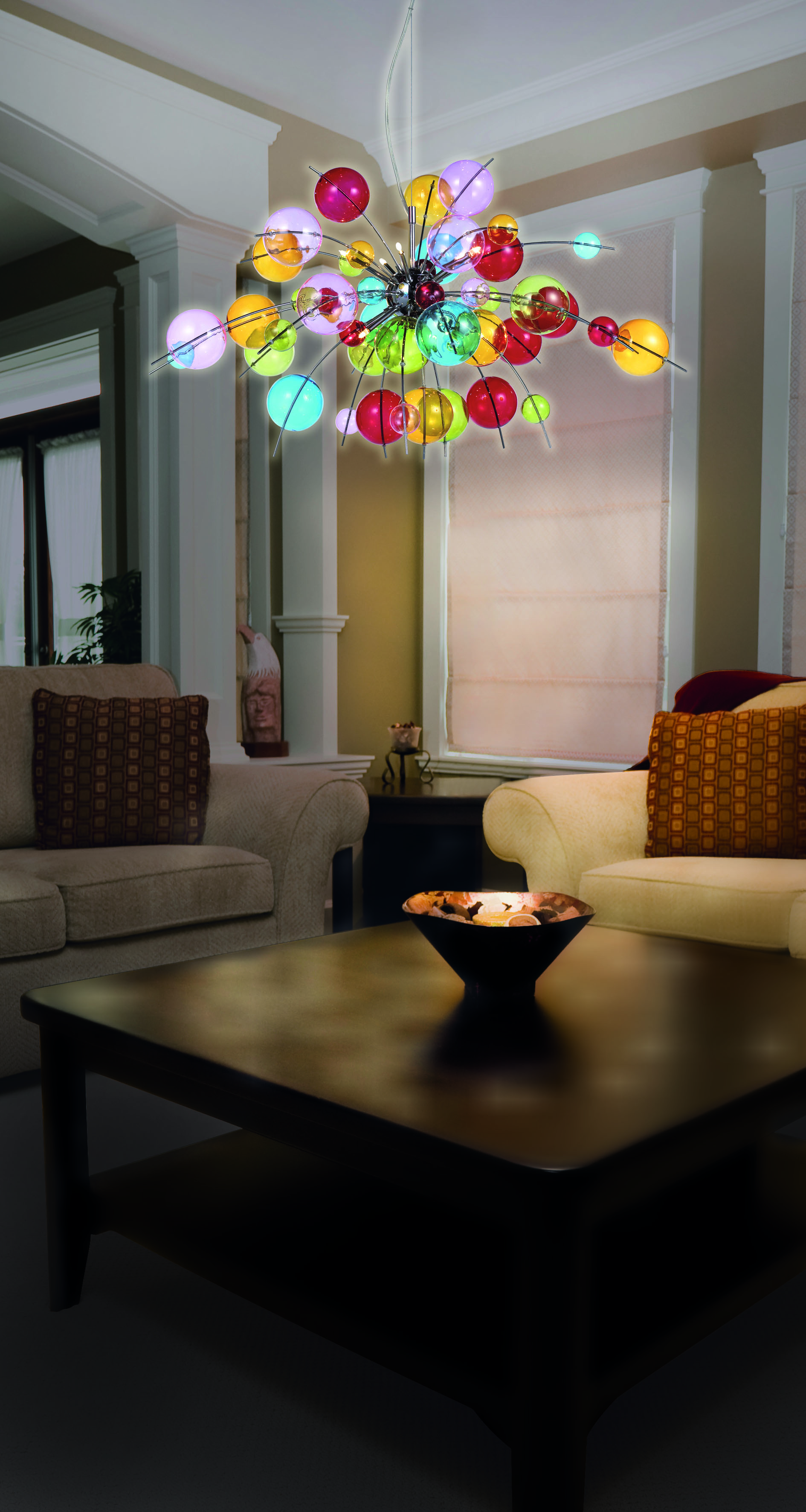 Wohnzimmer mit Kronleuchter, Sofas, Couchtisch und gemütlicher Atmosphäre.