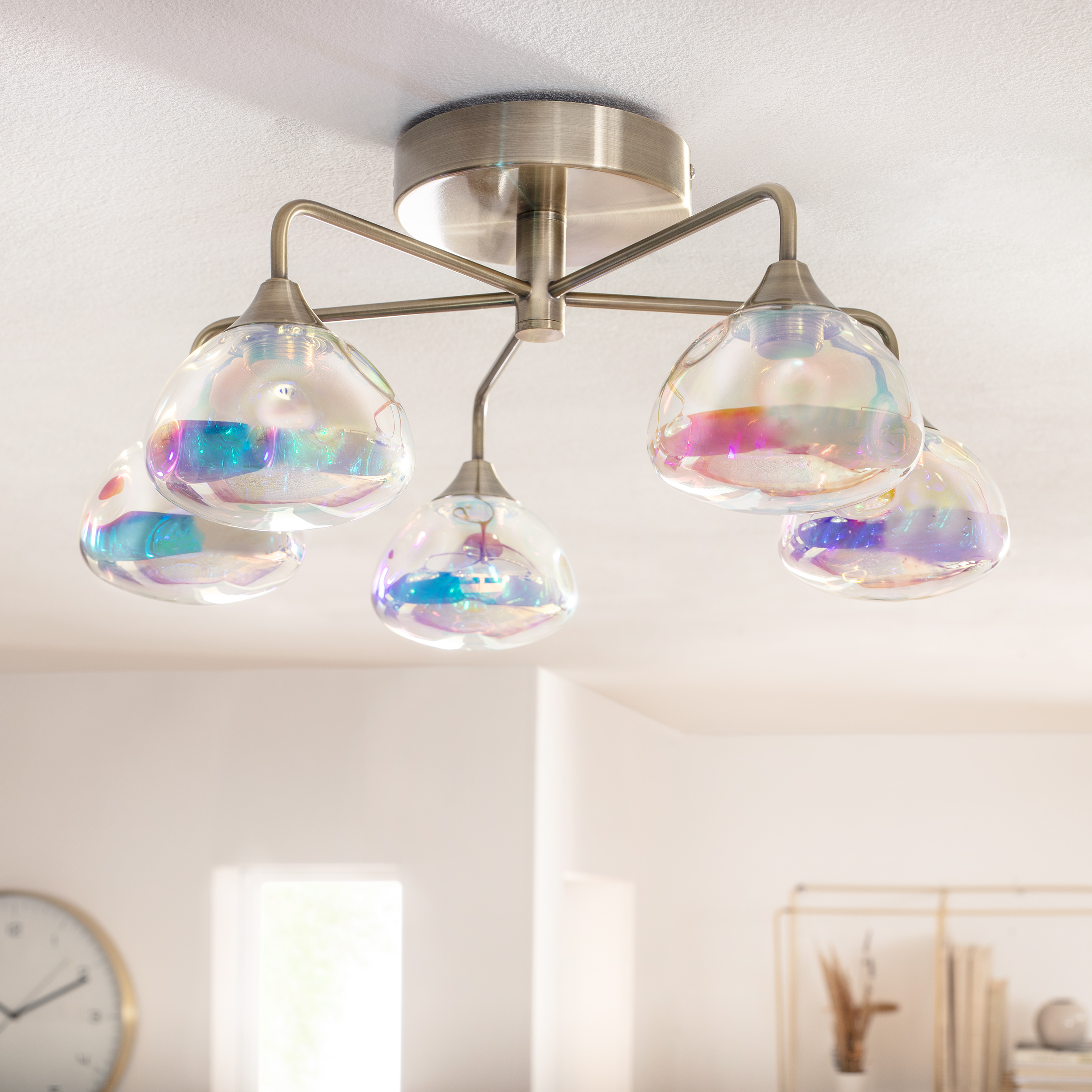Deckenlampe mit mehreren Lichtern. Glasschirme mit Farben.